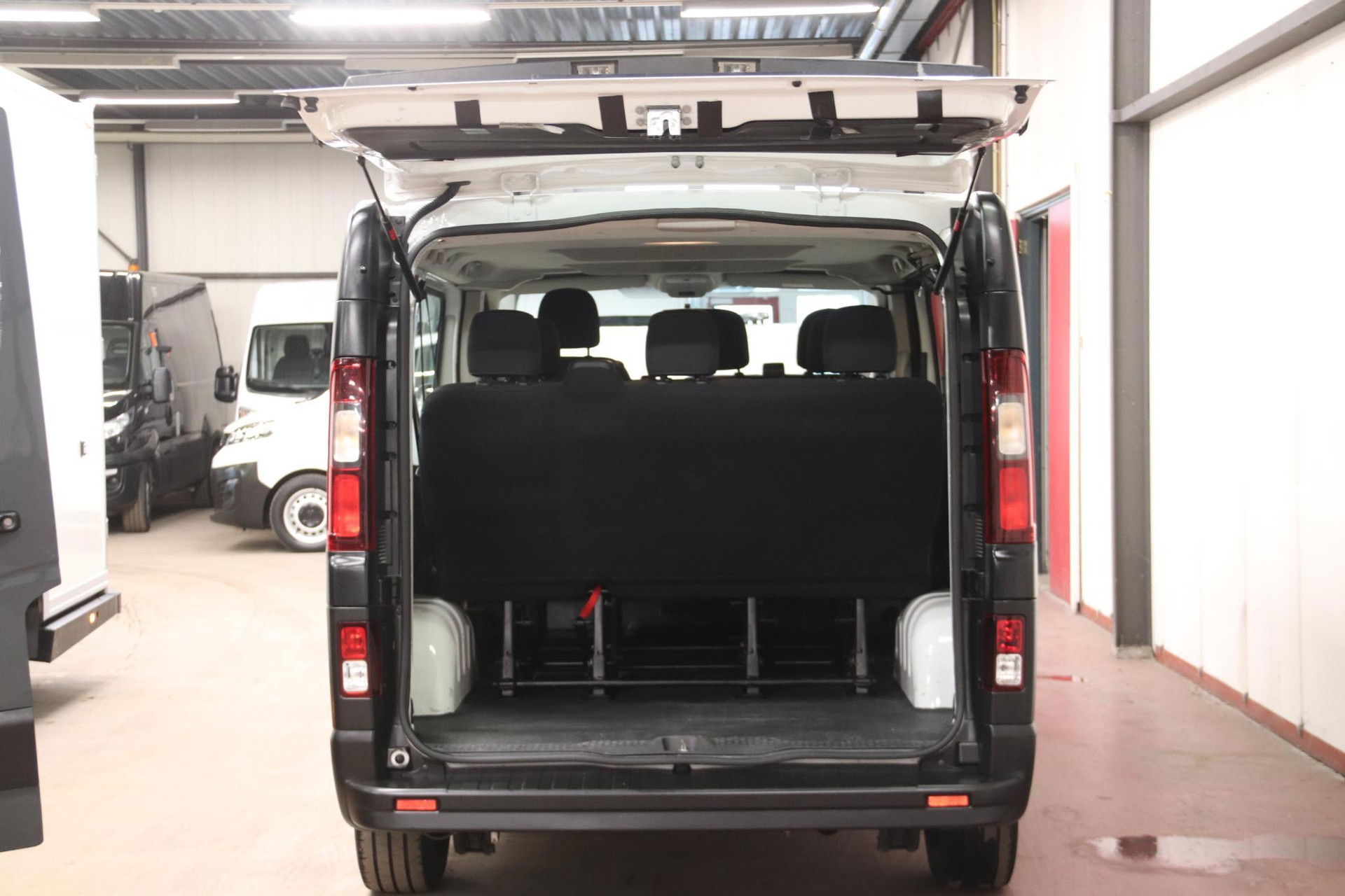 Opel Vivaro Combi PERSONENVERVOER 9 LEASE 258 EURO PER MAAND Opel Vivaro Combi PERSONENVERVOER 9 LEASE 366 EURO PER MAAND
