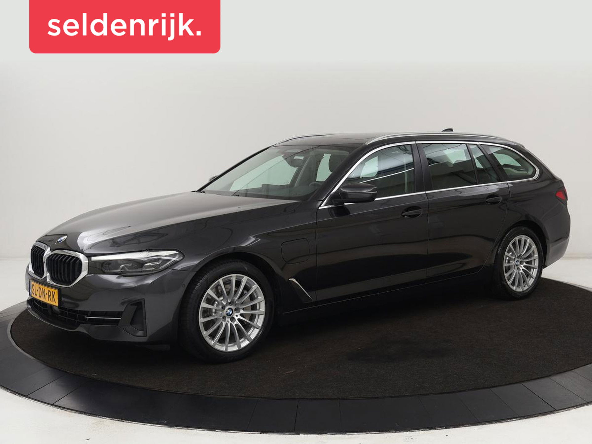BMW 5 Serie 530e xDrive High Executive | Panoramadak | Trekhaak | Adaptive cruise | Stoel & stuurverwarming | Carplay | Sfeerverlichting | Leder | Camera | Keyless | PHEV | Plug In