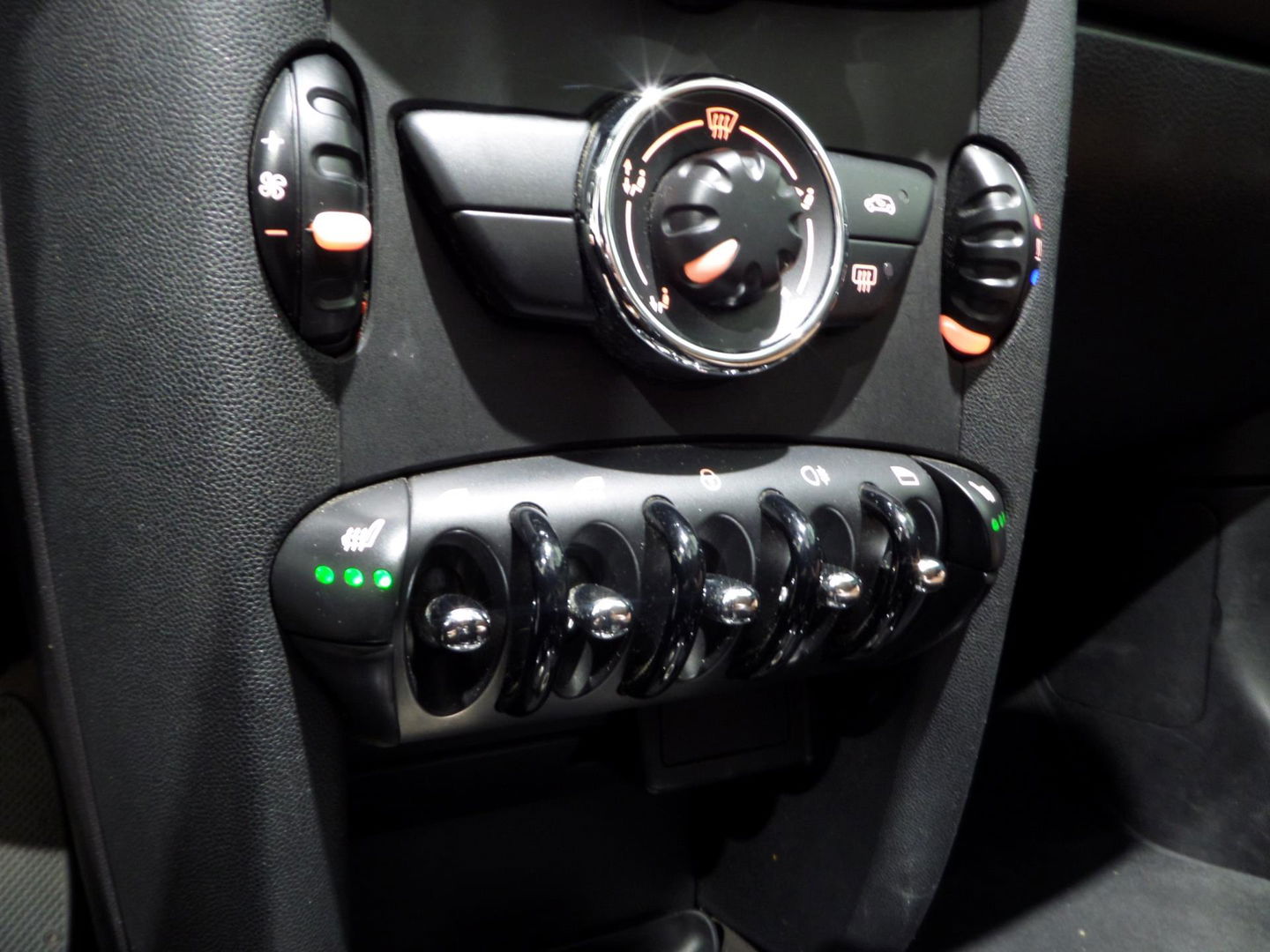 MINI Cabrio 1.6 One "Origineel NL!" Cognac-Leer Bluetooth Navigatie Stoelverwarming Cruise-control in ZEER nette staat !