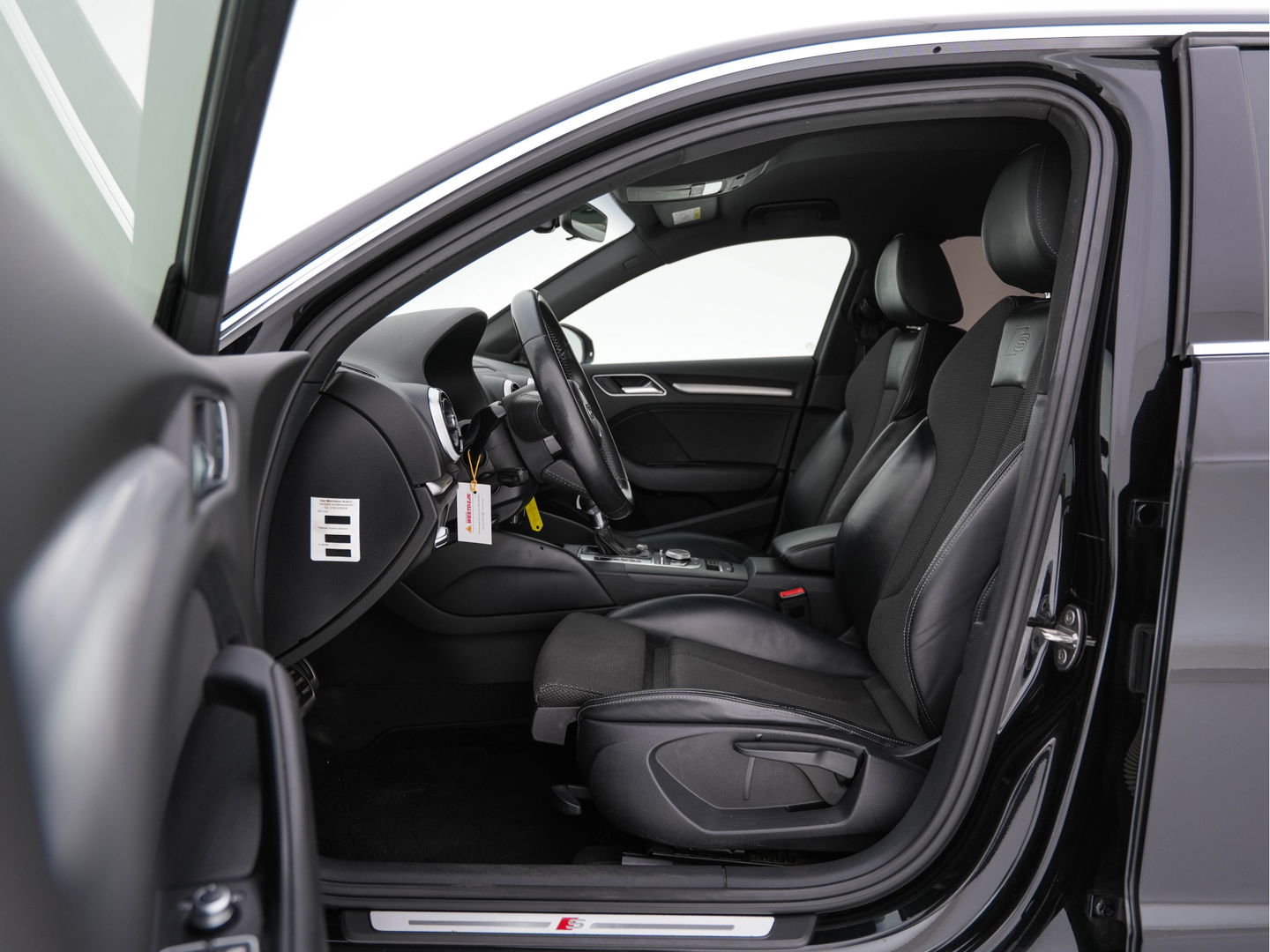 Audi A3 Sportback 1.5 TFSI CoD S-Line-Sportpack Edition Aut. *FULL-LED | LEATHER-FABRIC | NAVI-FULLMAP | SPORT-SEATS | AUDI-SOUND | ECC | PDC | PRIVACY-GLASS | CRUISE | 18''ALU*