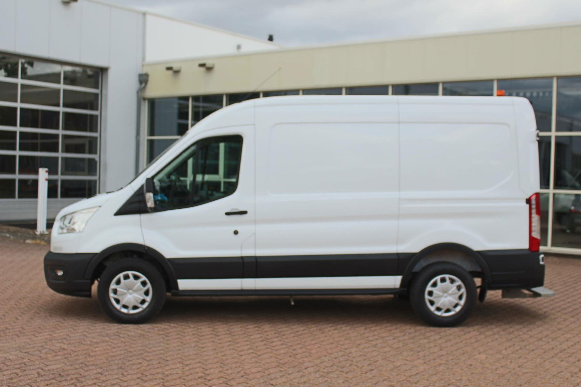 Ford Transit 350 2.0 TDCI L2H2 Trend SORTIMO, Navigatie, Camera, Flits verlichting, Powerstation 3500W, Standkachel motor en interieur