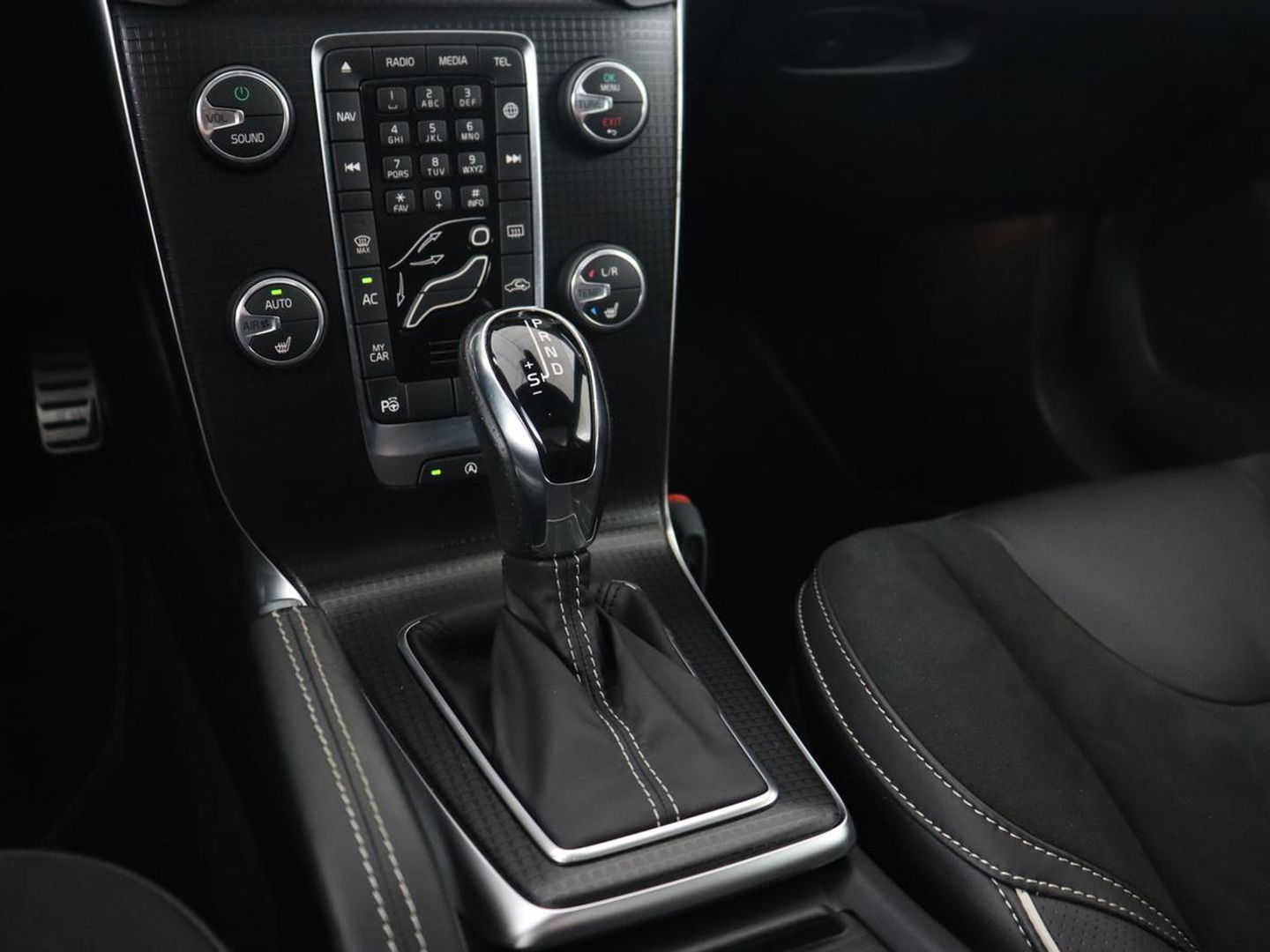Volvo V40 1.5 T3 Polar+ Sport | Panoramadak | Stoelverwarming | Camera | Full LED | Navigatie | Park Assist | Harman/Kardon | Keyless | R Design