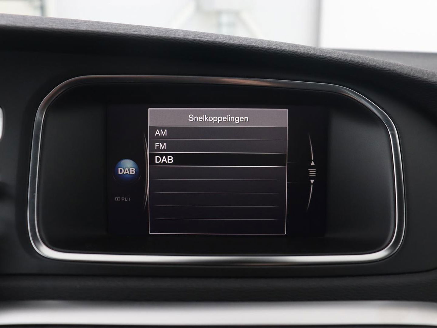 Volvo V40 1.5 T3 Polar+ Sport | Panoramadak | Stoelverwarming | Camera | Full LED | Navigatie | Park Assist | Harman/Kardon | Keyless | R Design