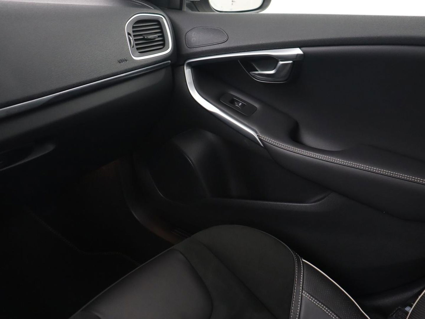 Volvo V40 1.5 T3 Polar+ Sport | Panoramadak | Stoelverwarming | Camera | Full LED | Navigatie | Park Assist | Harman/Kardon | Keyless | R Design