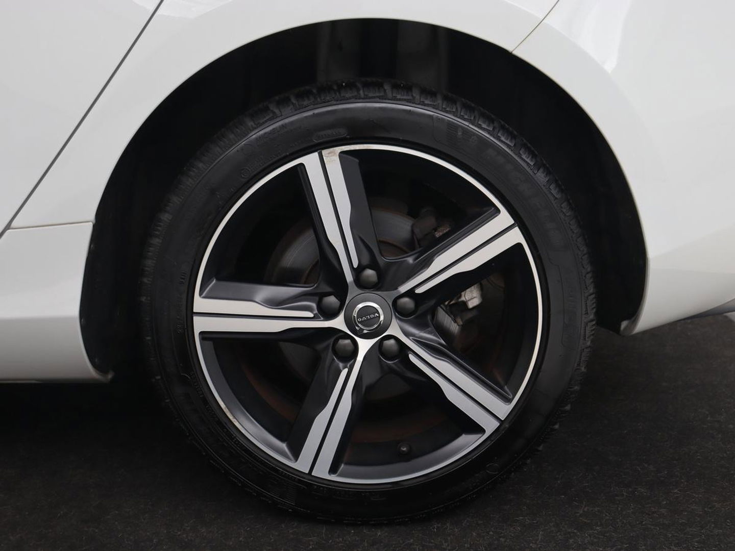 Volvo V40 1.5 T3 Polar+ Sport | Panoramadak | Stoelverwarming | Camera | Full LED | Navigatie | Park Assist | Harman/Kardon | Keyless | R Design