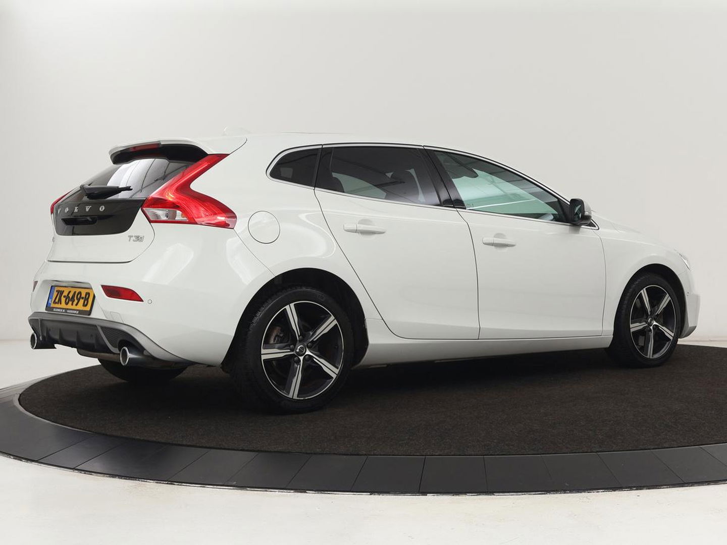 Volvo V40 1.5 T3 Polar+ Sport | Panoramadak | Stoelverwarming | Camera | Full LED | Navigatie | Park Assist | Harman/Kardon | Keyless | R Design