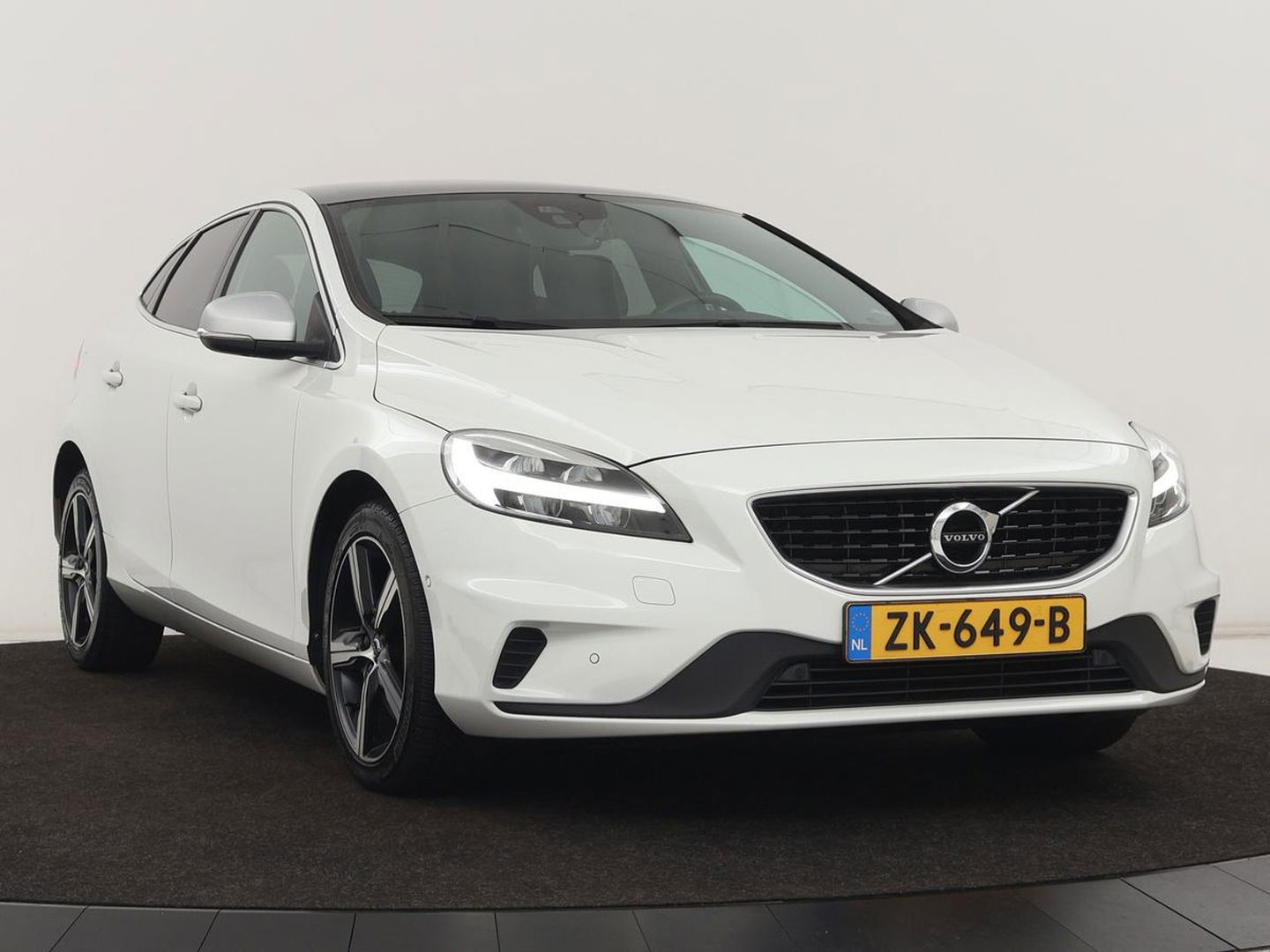 Volvo V40 1.5 T3 Polar+ Sport | Panoramadak | Stoelverwarming | Camera | Full LED | Navigatie | Park Assist | Harman/Kardon | Keyless | R Design