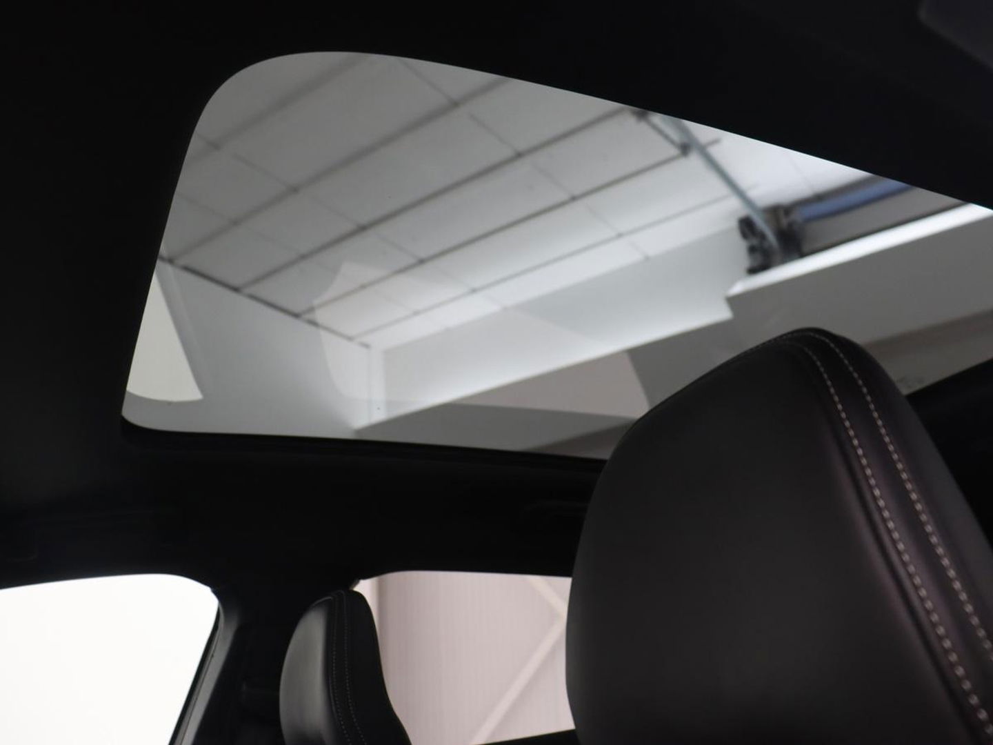Volvo V40 1.5 T3 Polar+ Sport | Panoramadak | Stoelverwarming | Camera | Full LED | Navigatie | Park Assist | Harman/Kardon | Keyless | R Design