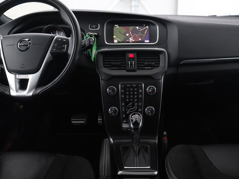 Volvo V40 1.5 T3 Polar+ Sport | Panoramadak | Stoelverwarming | Camera | Full LED | Navigatie | Park Assist | Harman/Kardon | Keyless | R Design