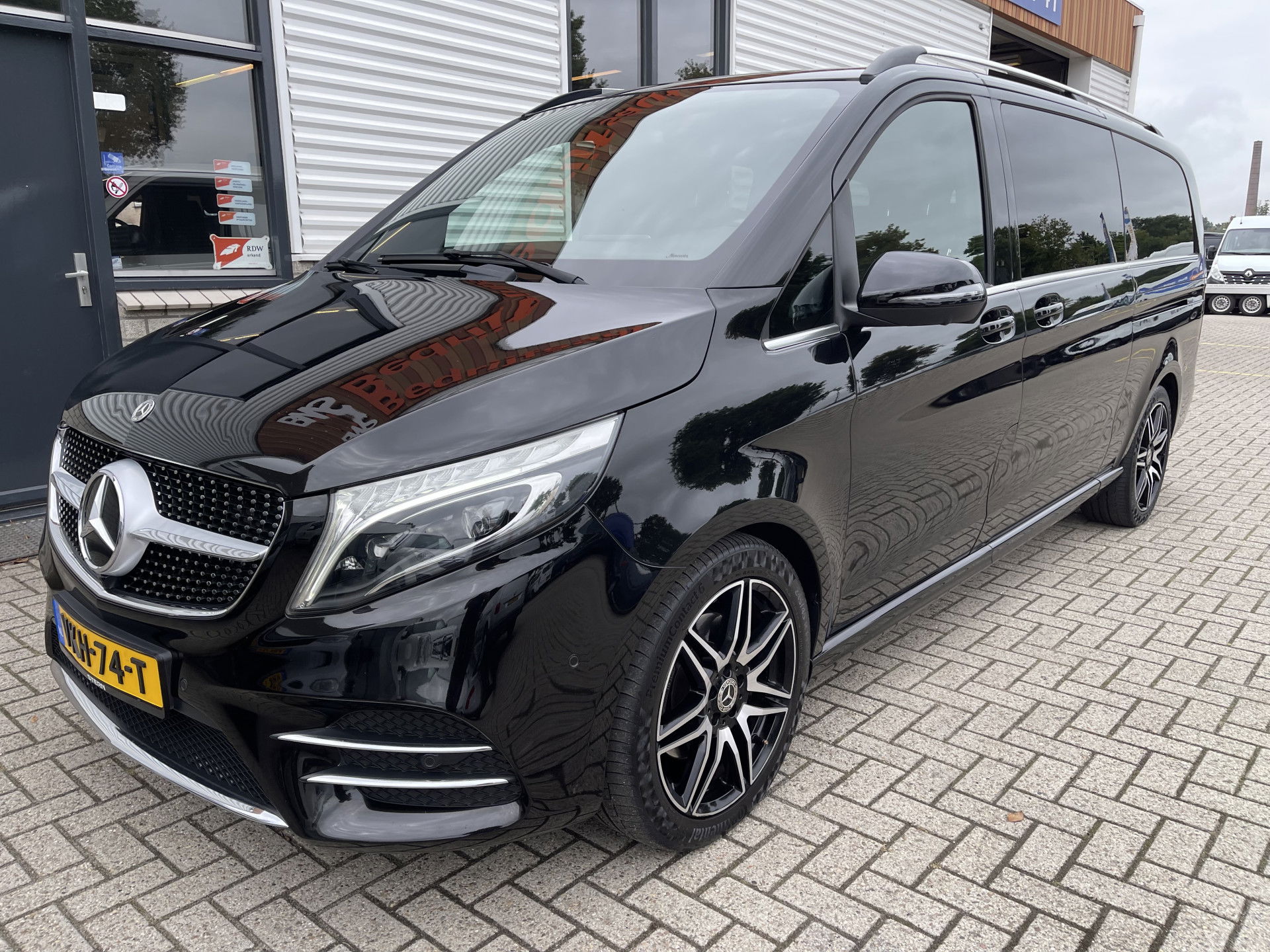 Mercedes-Benz V-Klasse 300d 237pk Extra Lang DC 5 persoons Avantgarde Edition / vaste prijs rijklaar € 52.950 ex btw / lease vanaf € 864 / AMG / burmester / leer / camera / originele Nedelandse bus !