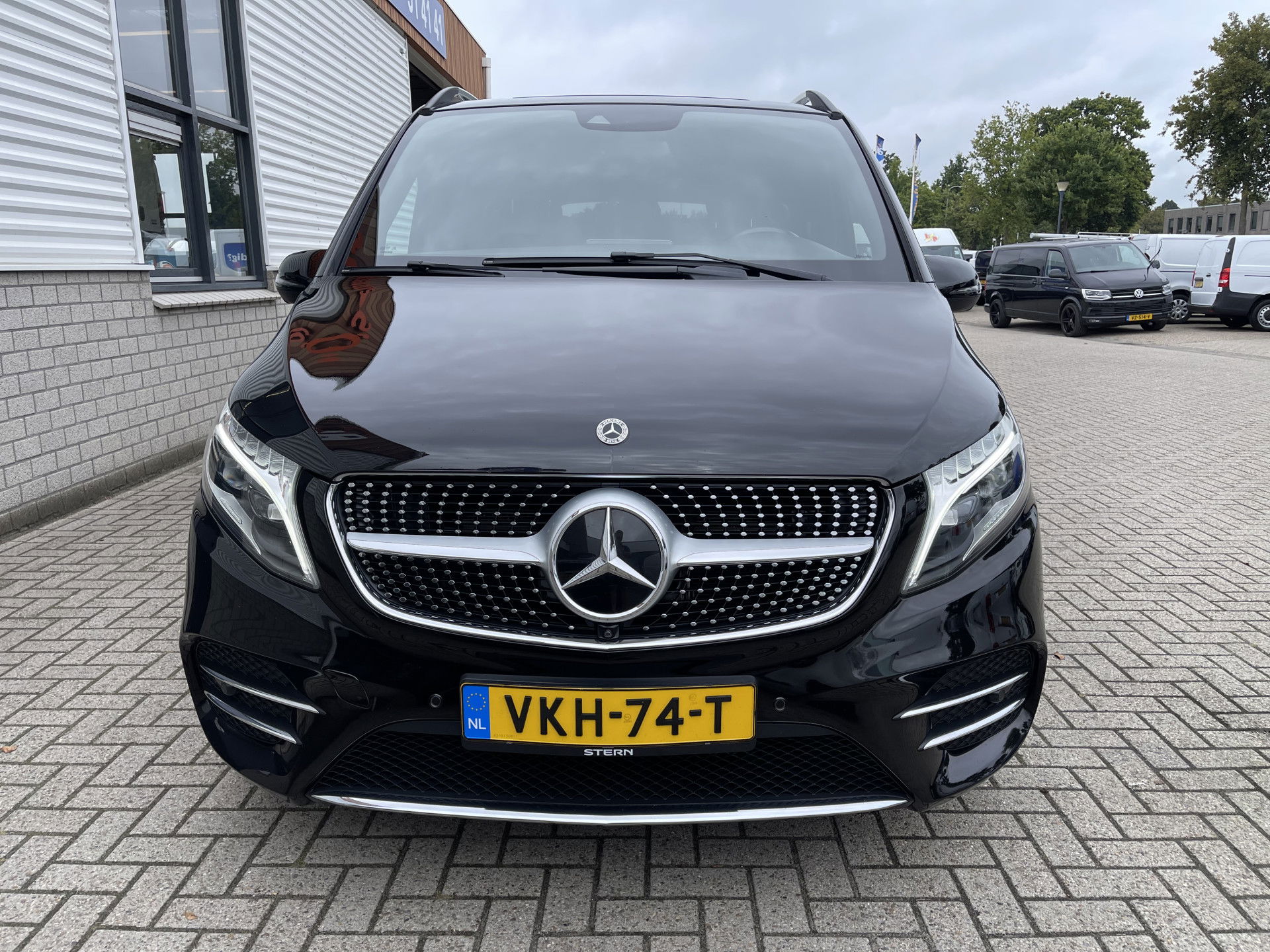 Mercedes-Benz V-Klasse 300d 237pk Extra Lang DC 5 persoons Avantgarde Edition / vaste prijs rijklaar € 52.950 ex btw / lease vanaf € 864 / AMG / burmester / leer / camera / originele Nedelandse bus !