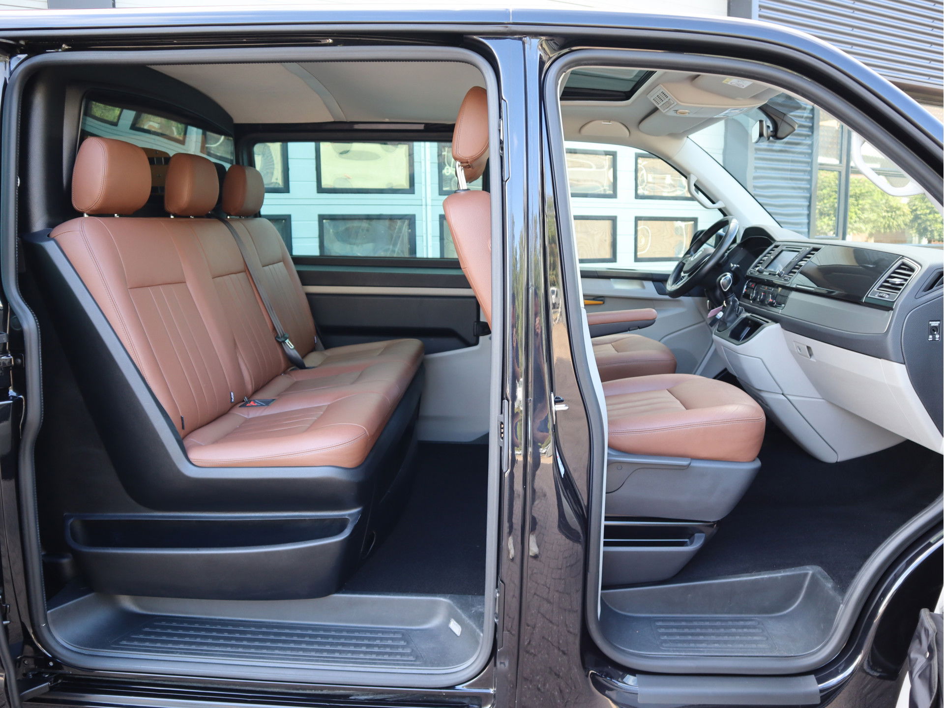 Volkswagen Transporter 2.0 TDI 150kw L2 Lang DC Highline - Led - 2 x Schuifdr. - Leder