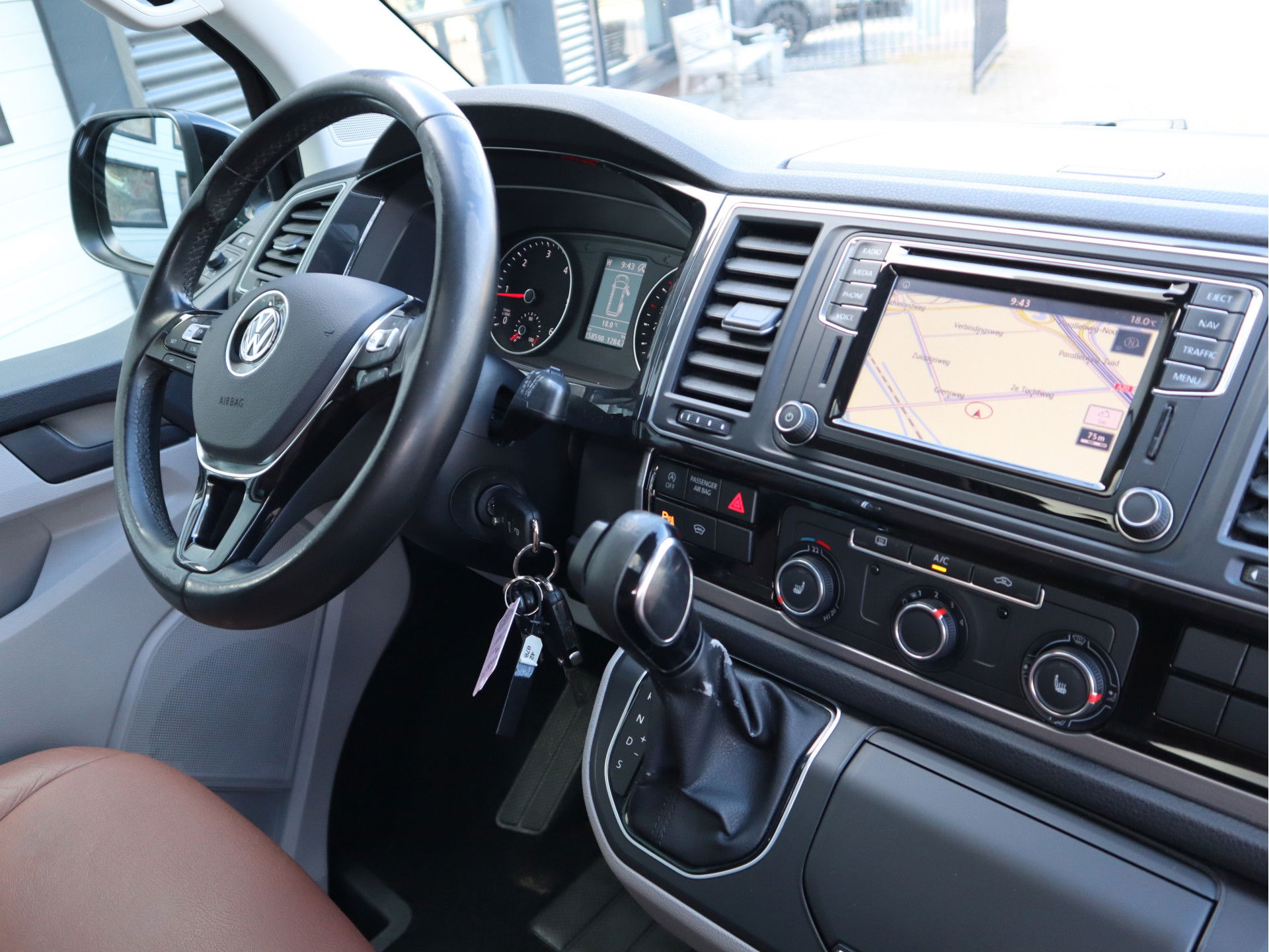 Volkswagen Transporter 2.0 TDI 150kw L2 Lang DC Highline - Led - 2 x Schuifdr. - Leder