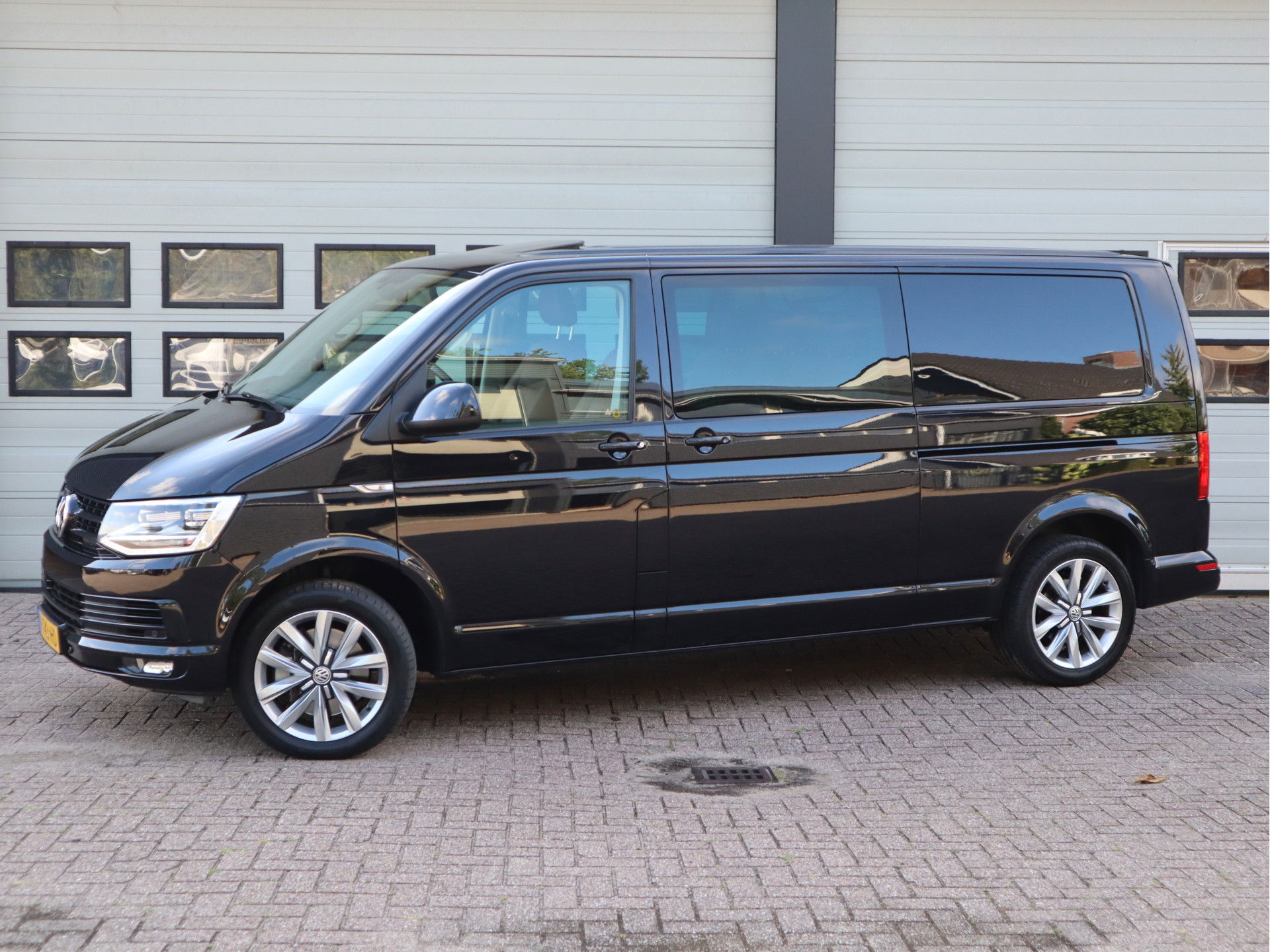 Volkswagen Transporter 2.0 TDI 150kw L2 Lang DC Highline - Led - 2 x Schuifdr. - Leder