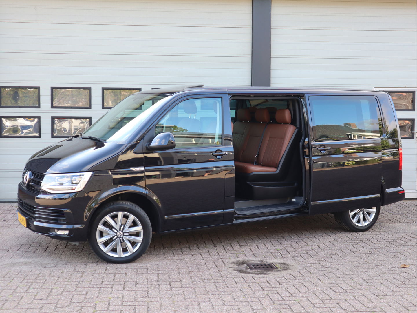 Volkswagen Transporter 2.0 TDI 150kw L2 Lang DC Highline - Led - 2 x Schuifdr. - Leder