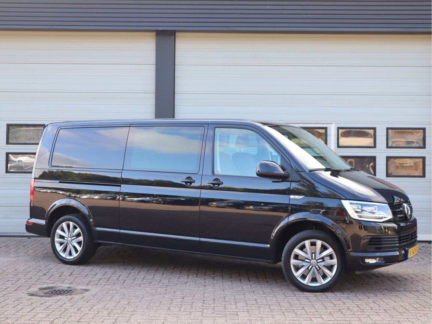 Volkswagen Transporter 2.0 TDI 150kw L2 Lang DC Highline - Led - 2 x Schuifdr. - Leder