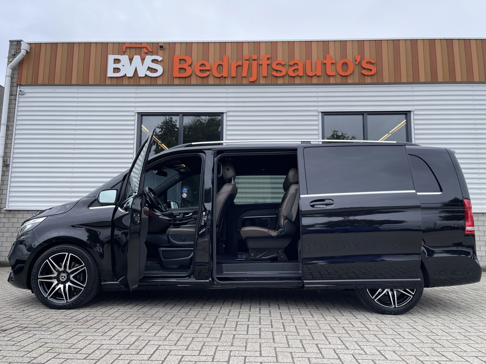 Mercedes-Benz V-Klasse 300d 237pk Extra Lang DC 5 persoons Avantgarde Edition / vaste prijs rijklaar € 52.950 ex btw / lease vanaf € 864 / AMG / burmester / leer / camera / originele Nedelandse bus !