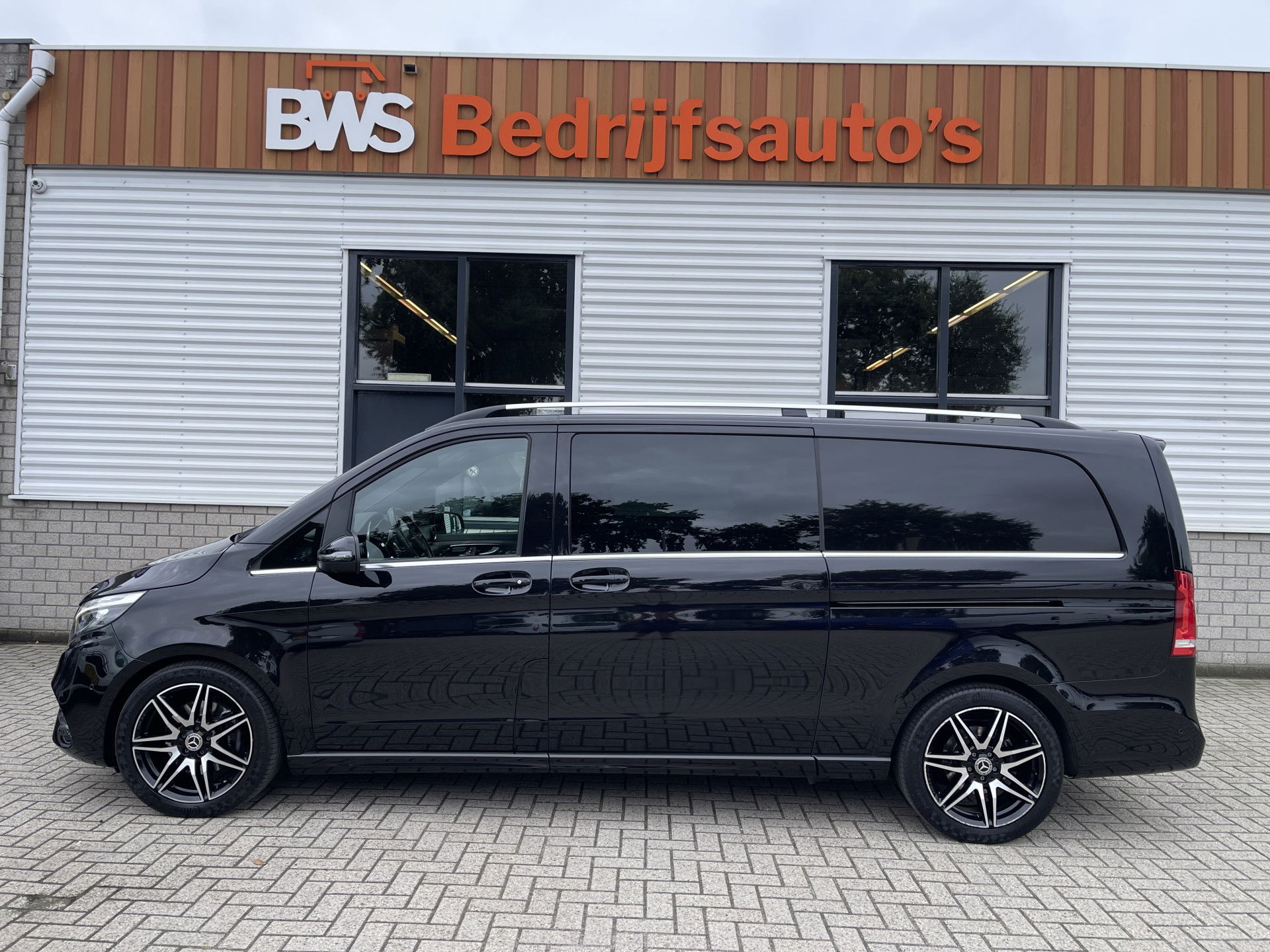 Mercedes-Benz V-Klasse 300d 237pk Extra Lang DC 5 persoons Avantgarde Edition / vaste prijs rijklaar € 52.950 ex btw / lease vanaf € 864 / AMG / burmester / leer / camera / originele Nedelandse bus !