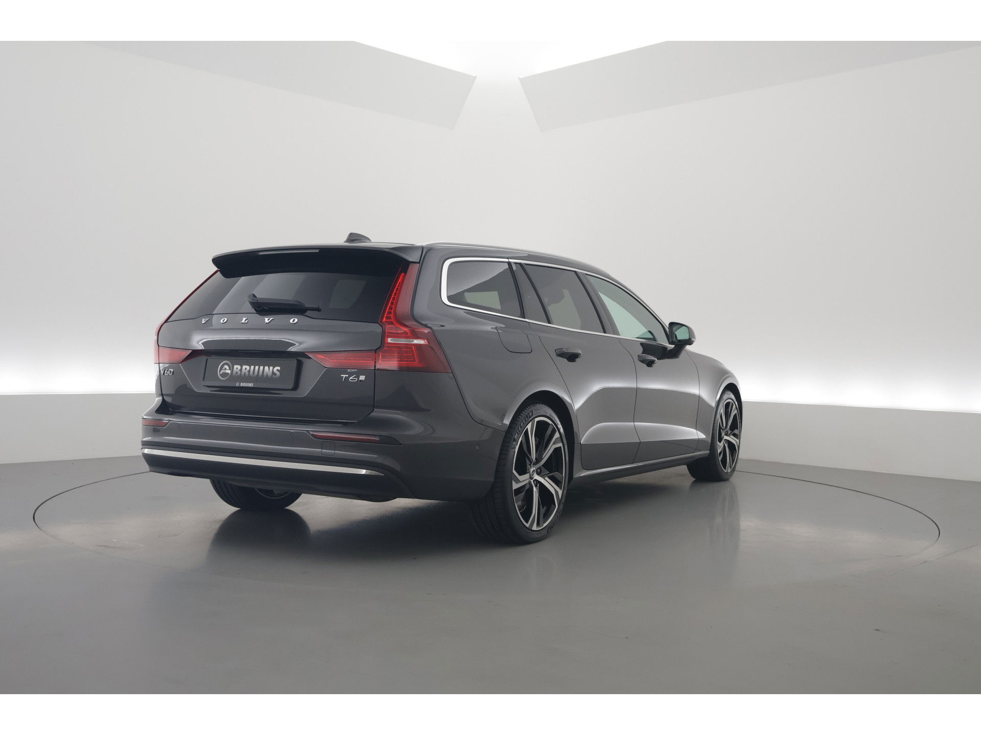 Volvo V60 2.0 T6 Plug-in hybrid AWD Plus Bright | H&K Audio | 360 camera | ACC | Blis | 4x stoel + stuurverw. |