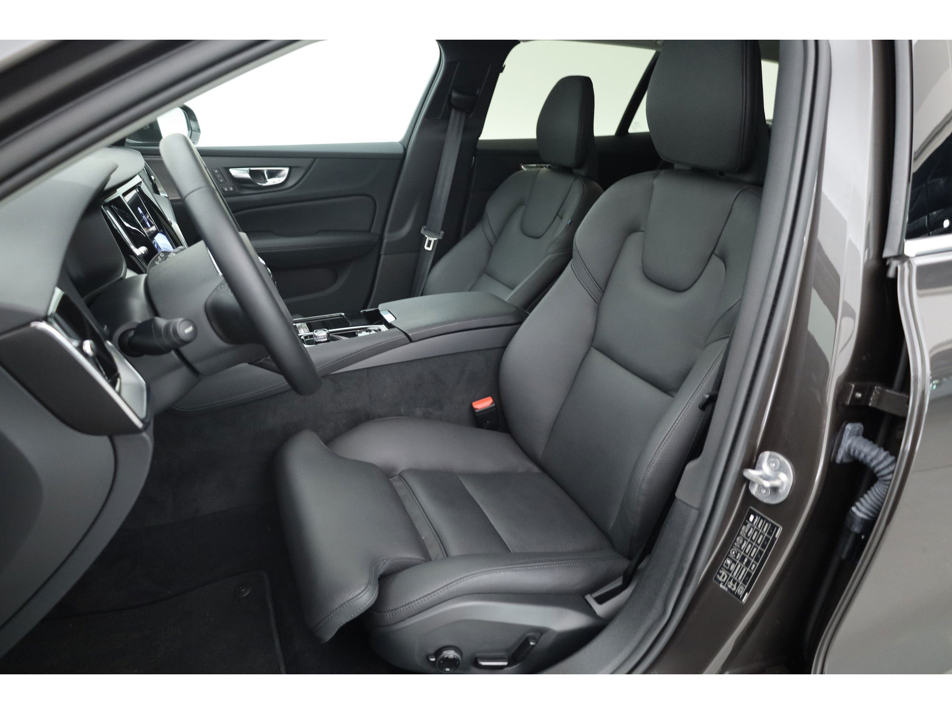 Volvo V60 2.0 T6 Plug-in hybrid AWD Plus Bright | H&K Audio | 360 camera | ACC | Blis | 4x stoel + stuurverw. |