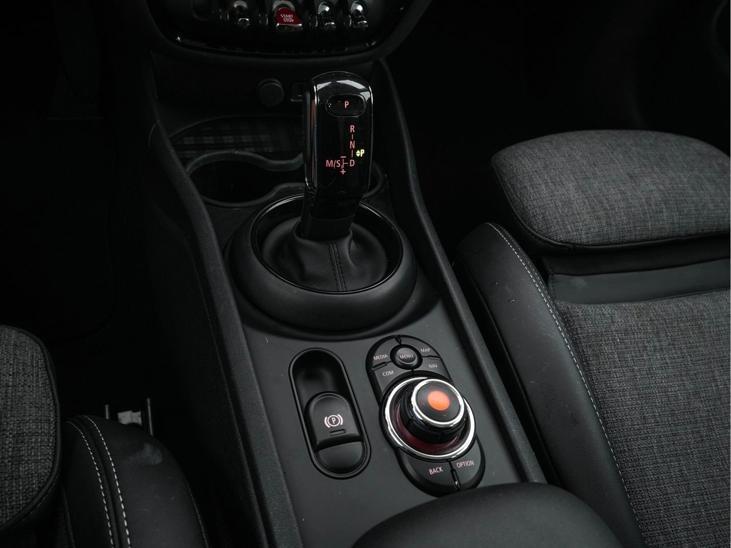 MINI Clubman 1.5 Cooper Chili (INCL-BTW) Aut. *LEATHER-MICROFIBRE | FULL-LED | KEYLESS | NAVI-FULLMAP | SPORT-SEATS | ECC | PDC | CRUISE | 18''ALU*