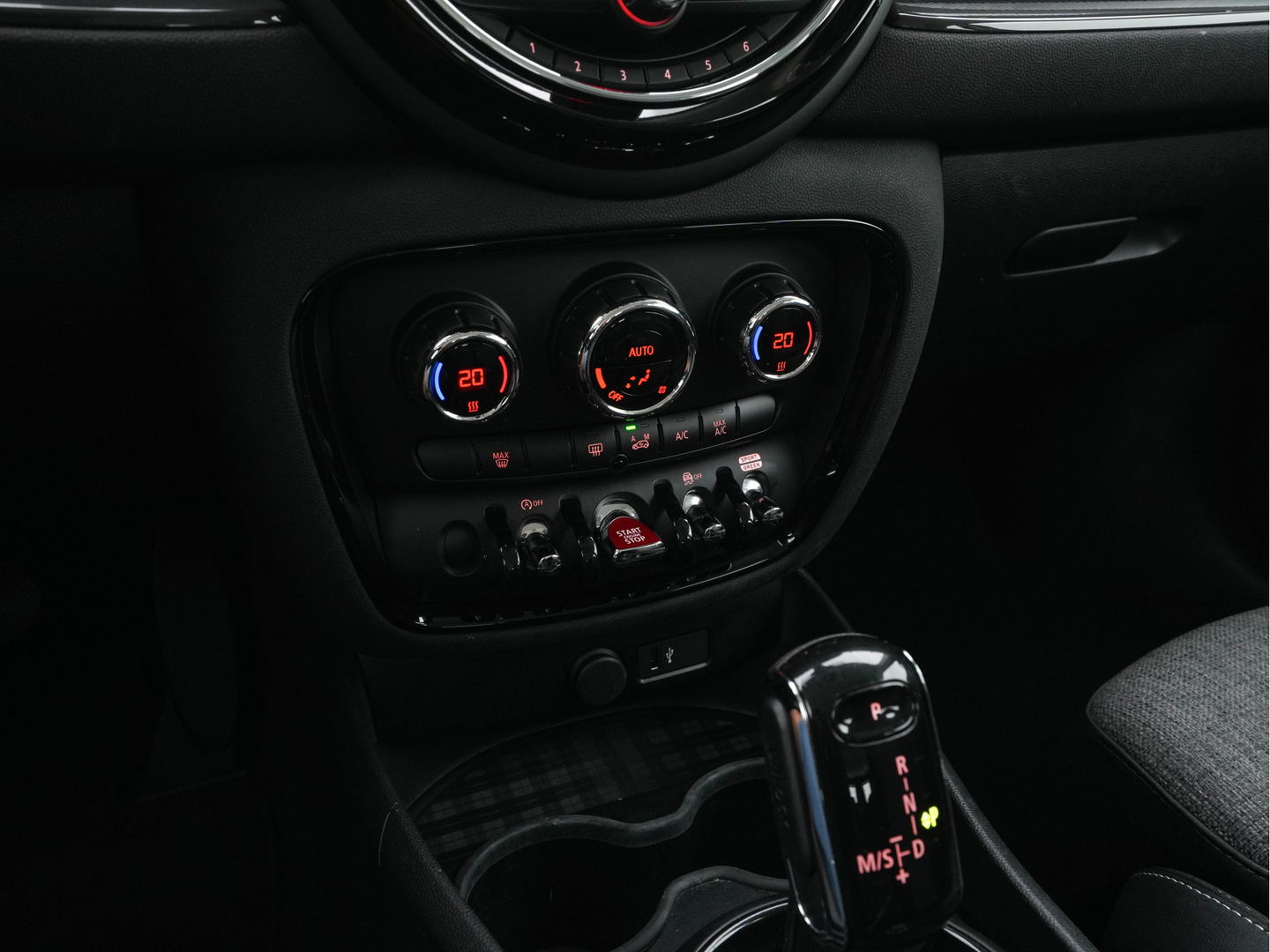 MINI Clubman 1.5 Cooper Chili (INCL-BTW) Aut. *LEATHER-MICROFIBRE | FULL-LED | KEYLESS | NAVI-FULLMAP | SPORT-SEATS | ECC | PDC | CRUISE | 18''ALU*