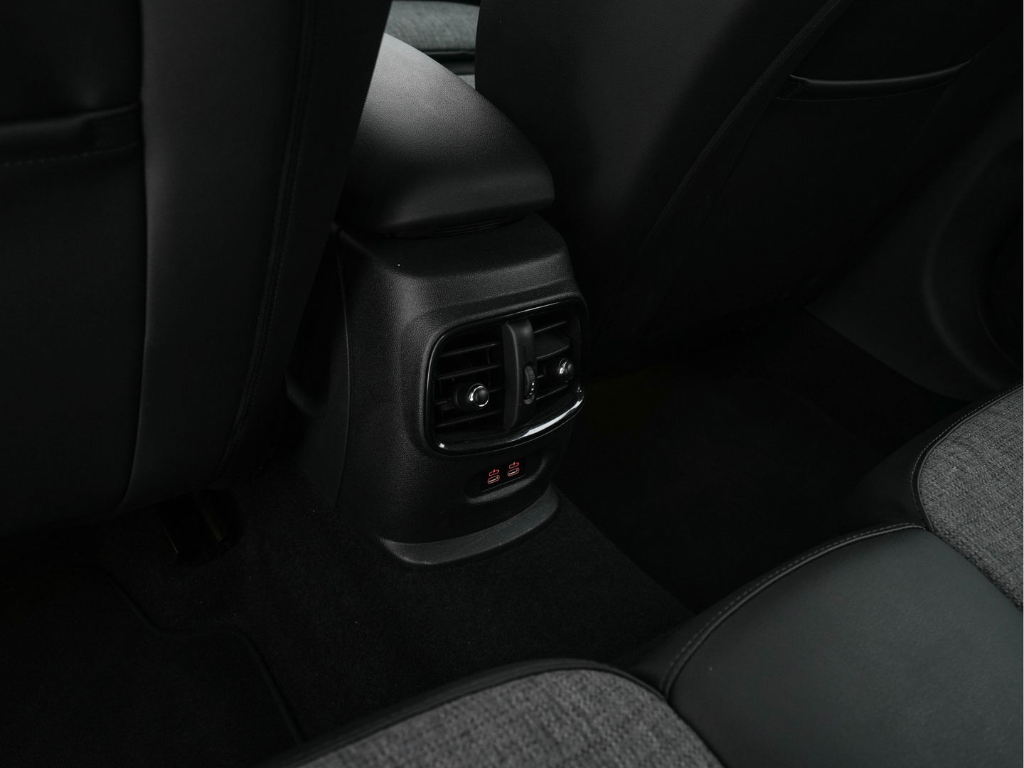MINI Clubman 1.5 Cooper Chili (INCL-BTW) Aut. *LEATHER-MICROFIBRE | FULL-LED | KEYLESS | NAVI-FULLMAP | SPORT-SEATS | ECC | PDC | CRUISE | 18''ALU*