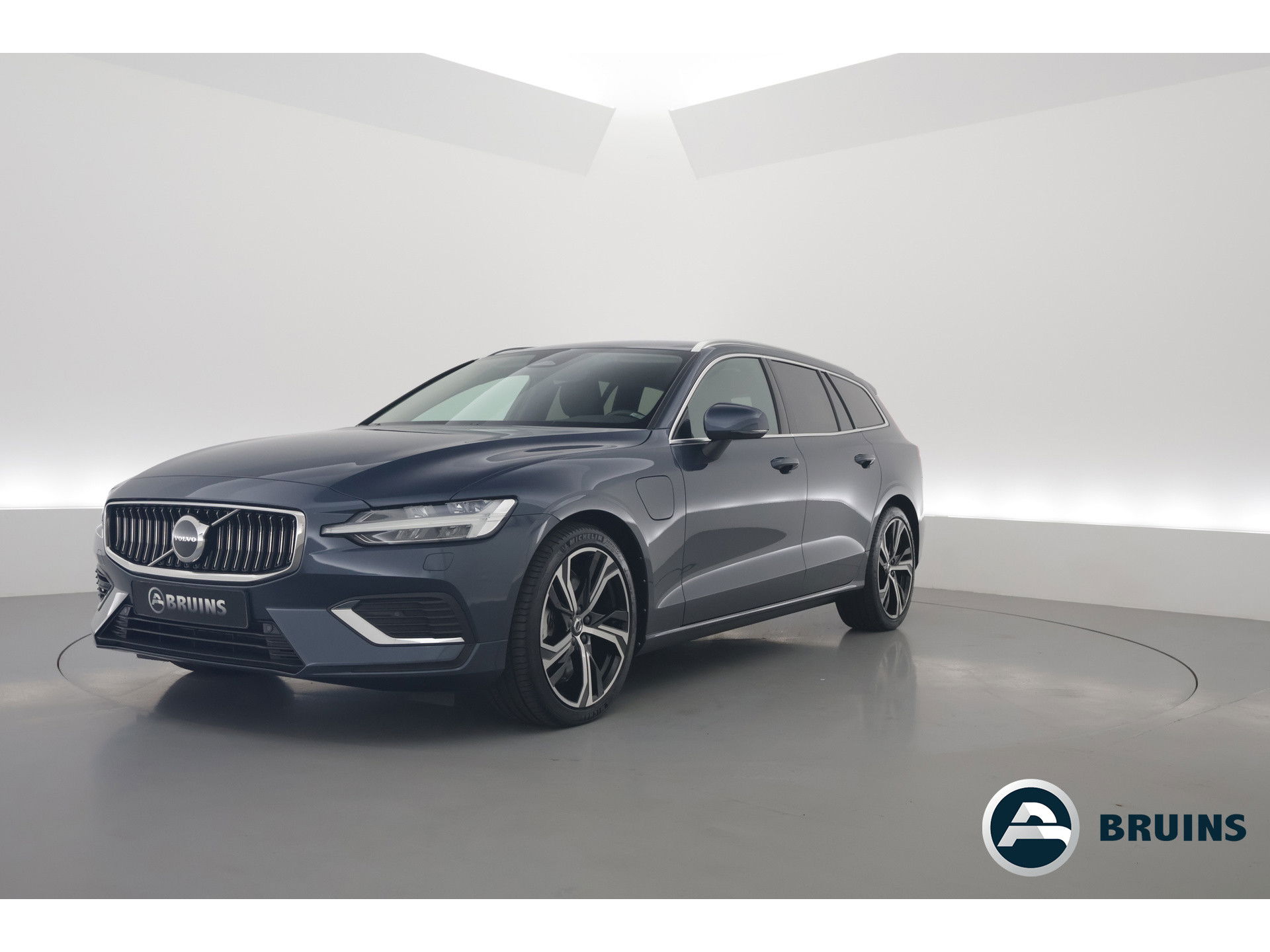 Volvo V60 2.0 T6 Plug-in hybrid AWD Plus Bright | Long range | H&K Audio | 19 inch | 4x stoel+ stuurverw. | ACC |