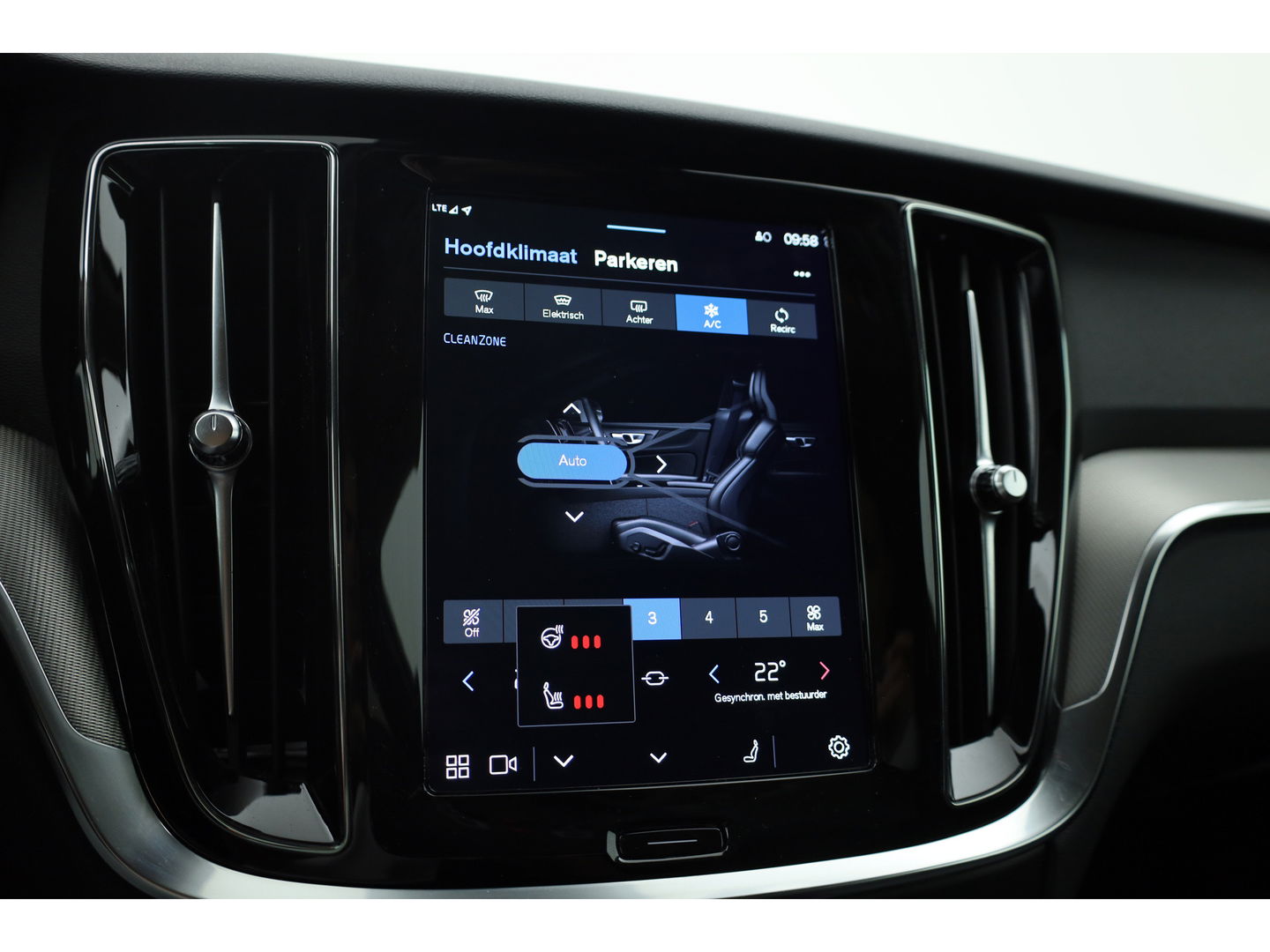 Volvo V60 2.0 T6 Plug-in hybrid AWD Plus Bright | Long range | H&K Audio | 19 inch | 4x stoel+ stuurverw. | ACC |