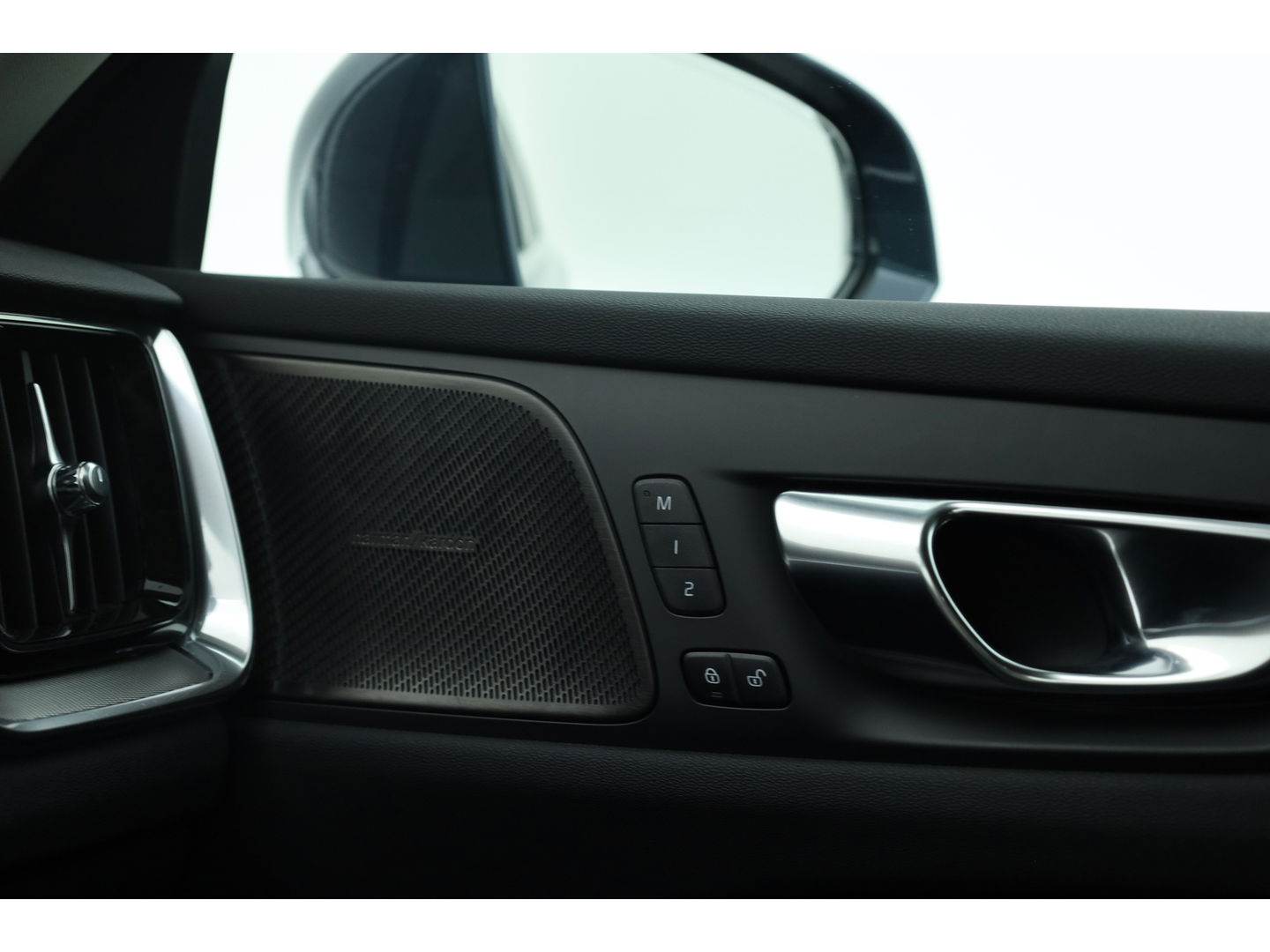 Volvo V60 2.0 T6 Plug-in hybrid AWD Plus Bright | Long range | H&K Audio | 19 inch | 4x stoel+ stuurverw. | ACC |