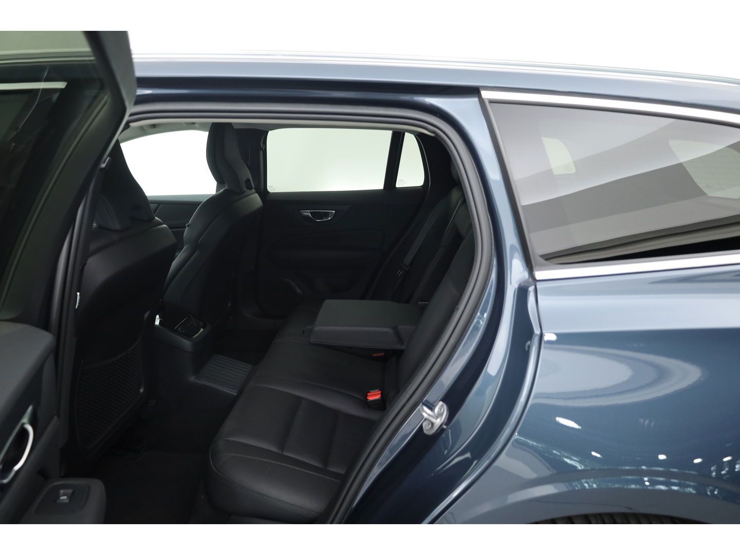 Volvo V60 2.0 T6 Plug-in hybrid AWD Plus Bright | Long range | H&K Audio | 19 inch | 4x stoel+ stuurverw. | ACC |