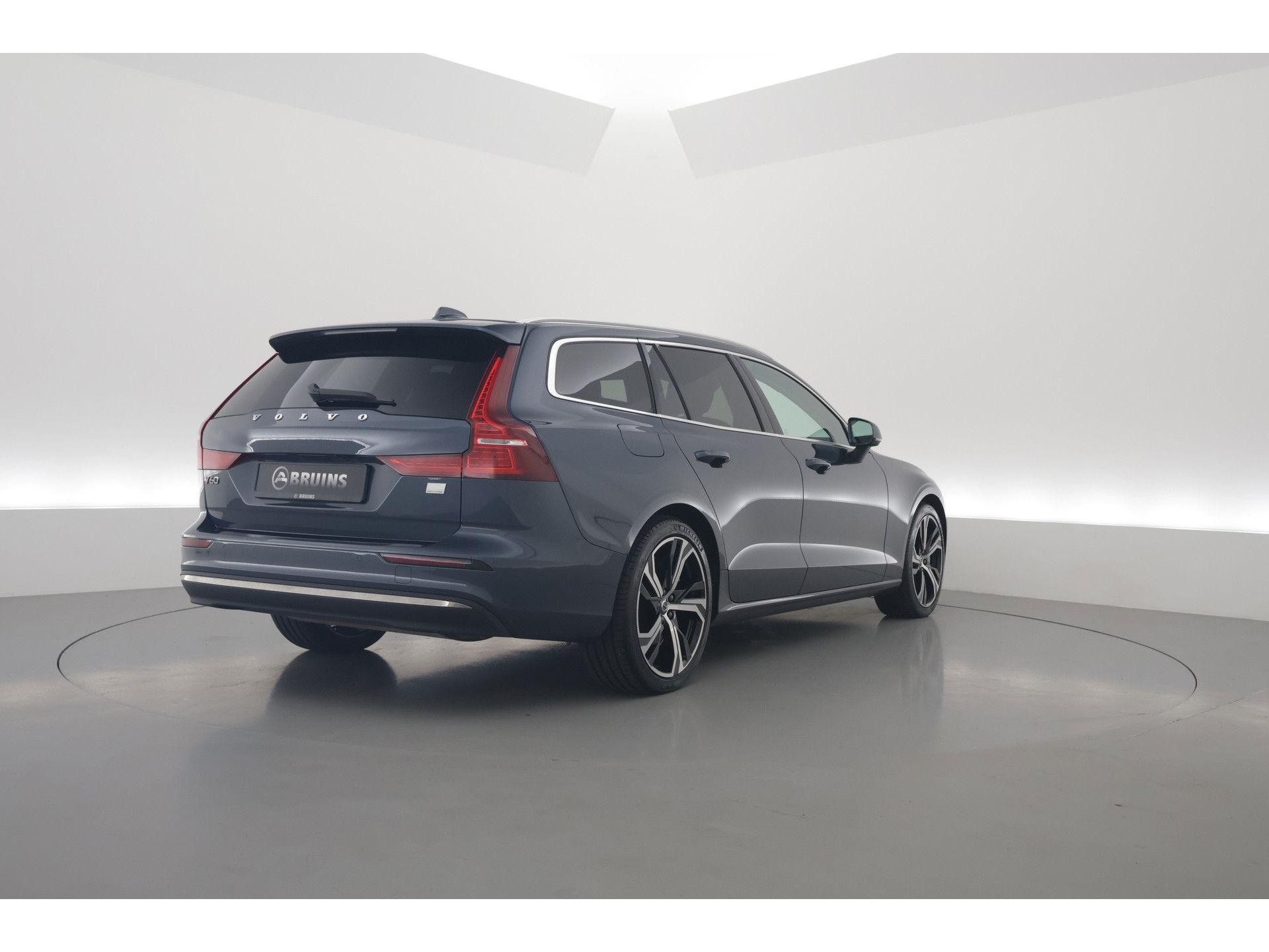 Volvo V60 2.0 T6 Plug-in hybrid AWD Plus Bright | Long range | H&K Audio | 19 inch | 4x stoel+ stuurverw. | ACC |
