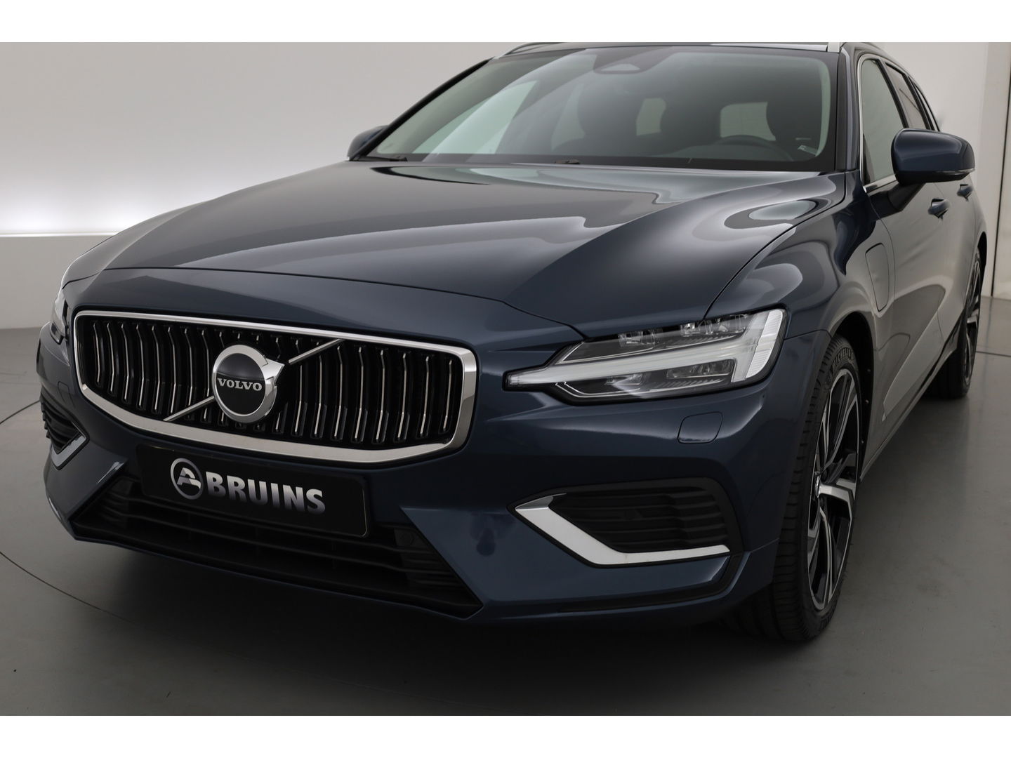 Volvo V60 2.0 T6 Plug-in hybrid AWD Plus Bright | Long range | H&K Audio | 19 inch | 4x stoel+ stuurverw. | ACC |