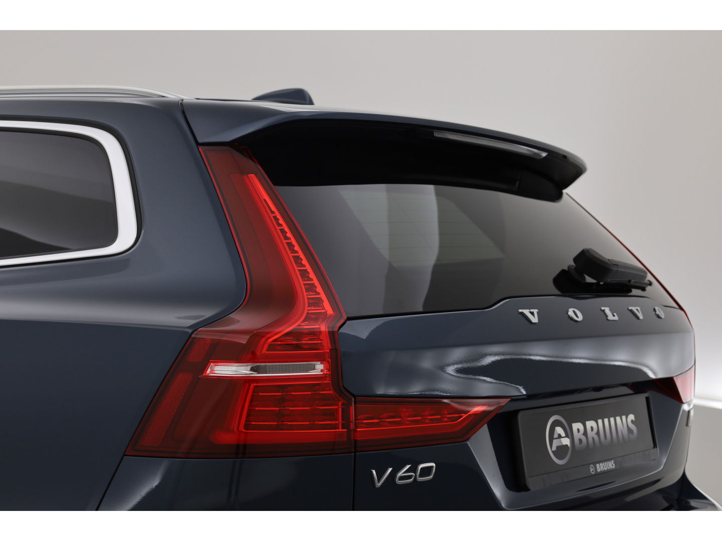 Volvo V60 2.0 T6 Plug-in hybrid AWD Plus Bright | Long range | H&K Audio | 19 inch | 4x stoel+ stuurverw. | ACC |