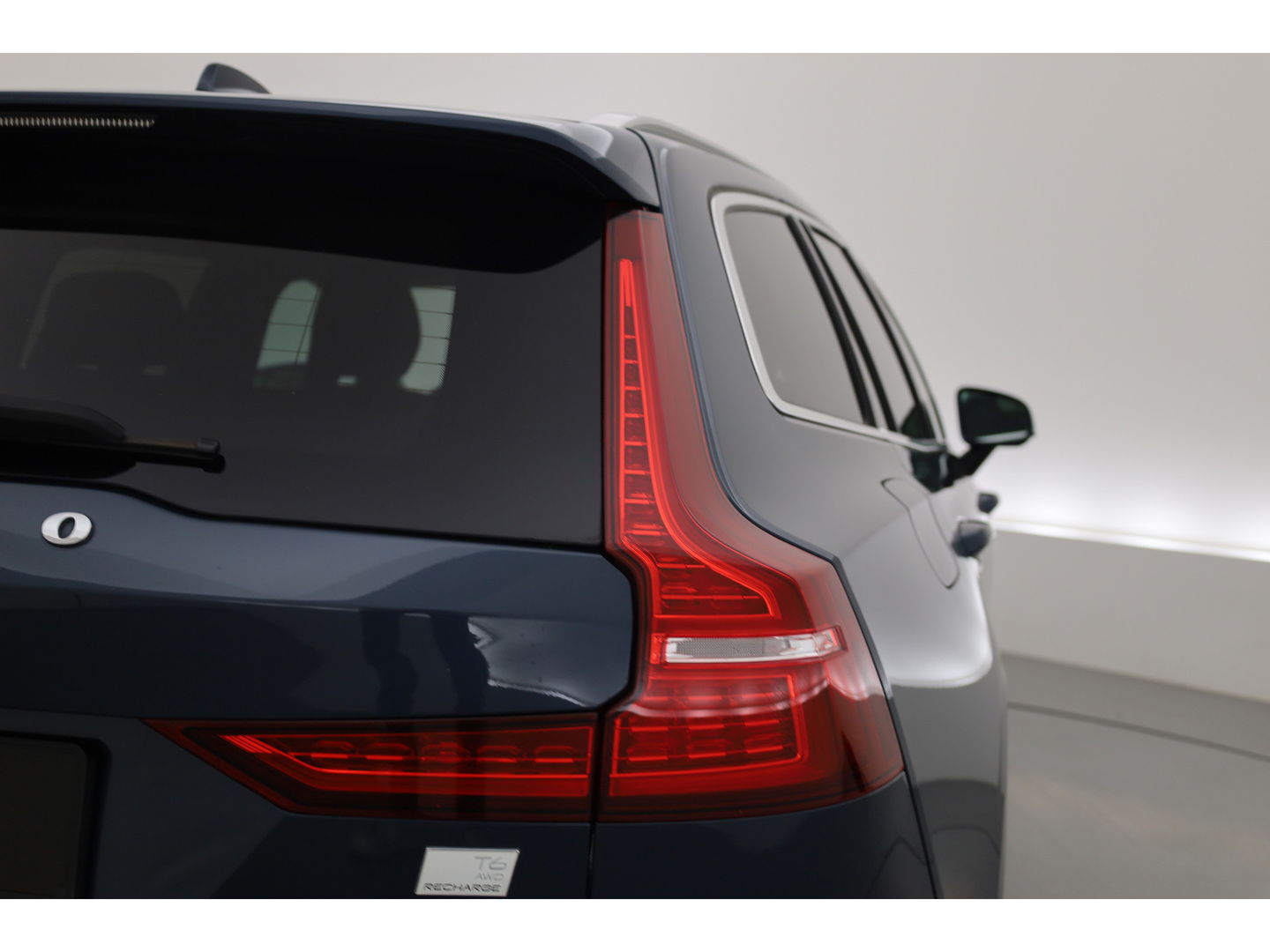 Volvo V60 2.0 T6 Plug-in hybrid AWD Plus Bright | Long range | H&K Audio | 19 inch | 4x stoel+ stuurverw. | ACC |