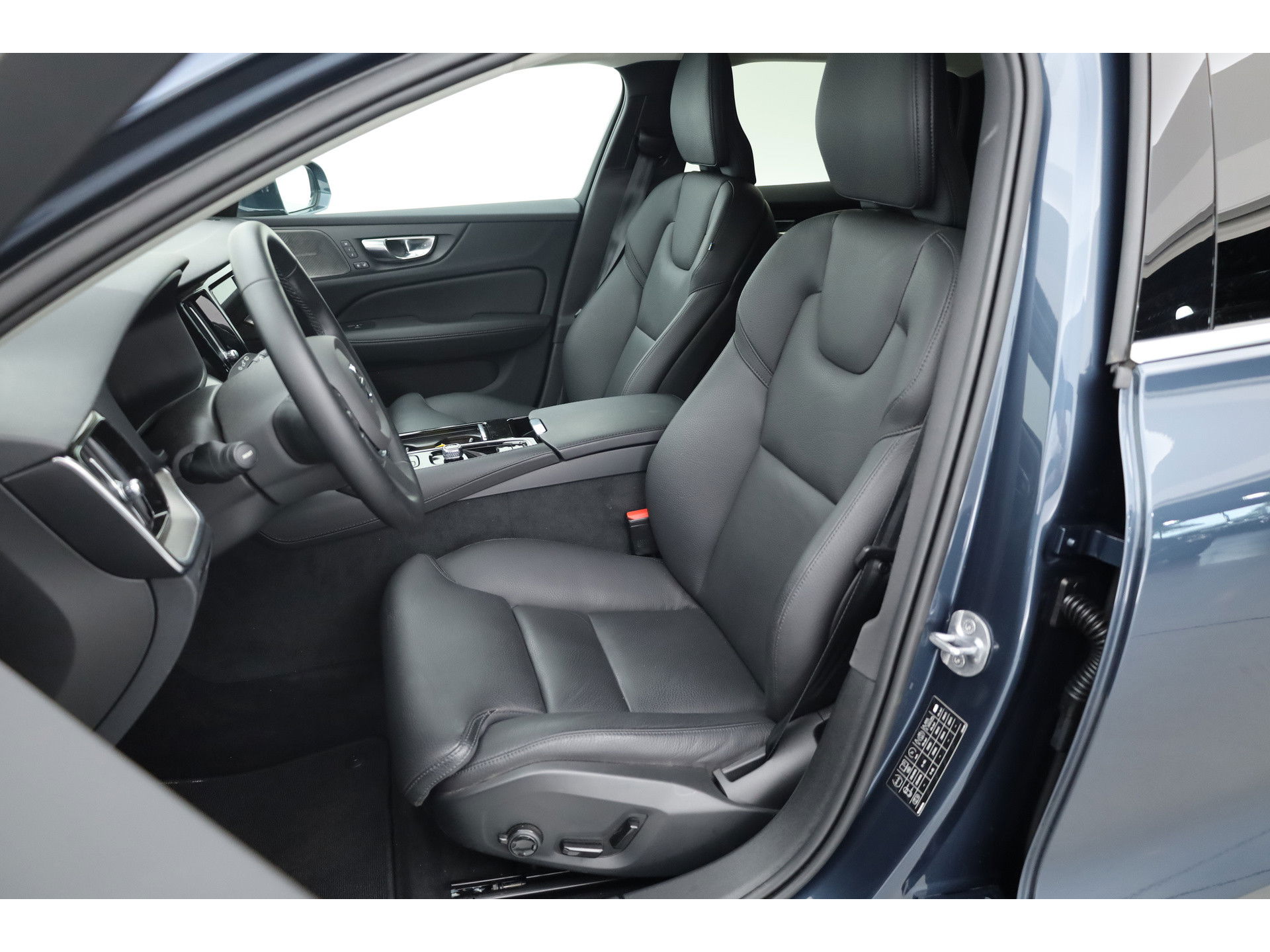 Volvo V60 2.0 T6 Plug-in hybrid AWD Plus Bright | Long range | H&K Audio | 19 inch | 4x stoel+ stuurverw. | ACC |