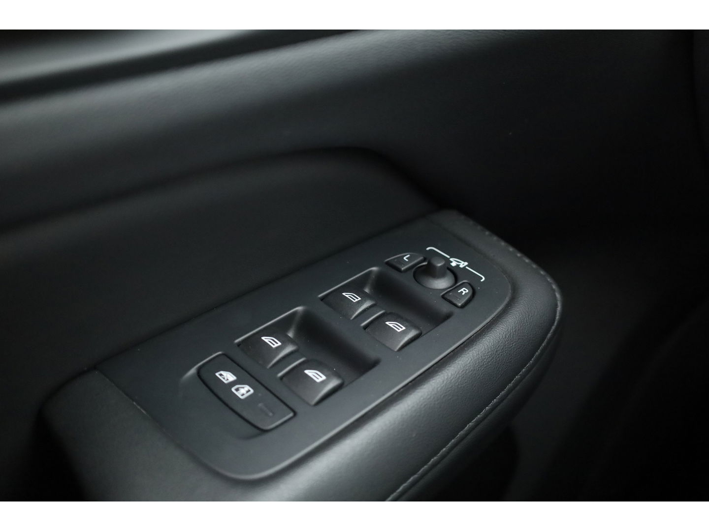 Volvo V60 2.0 T6 Plug-in hybrid AWD Plus Bright | Long range | H&K Audio | 19 inch | 4x stoel+ stuurverw. | ACC |