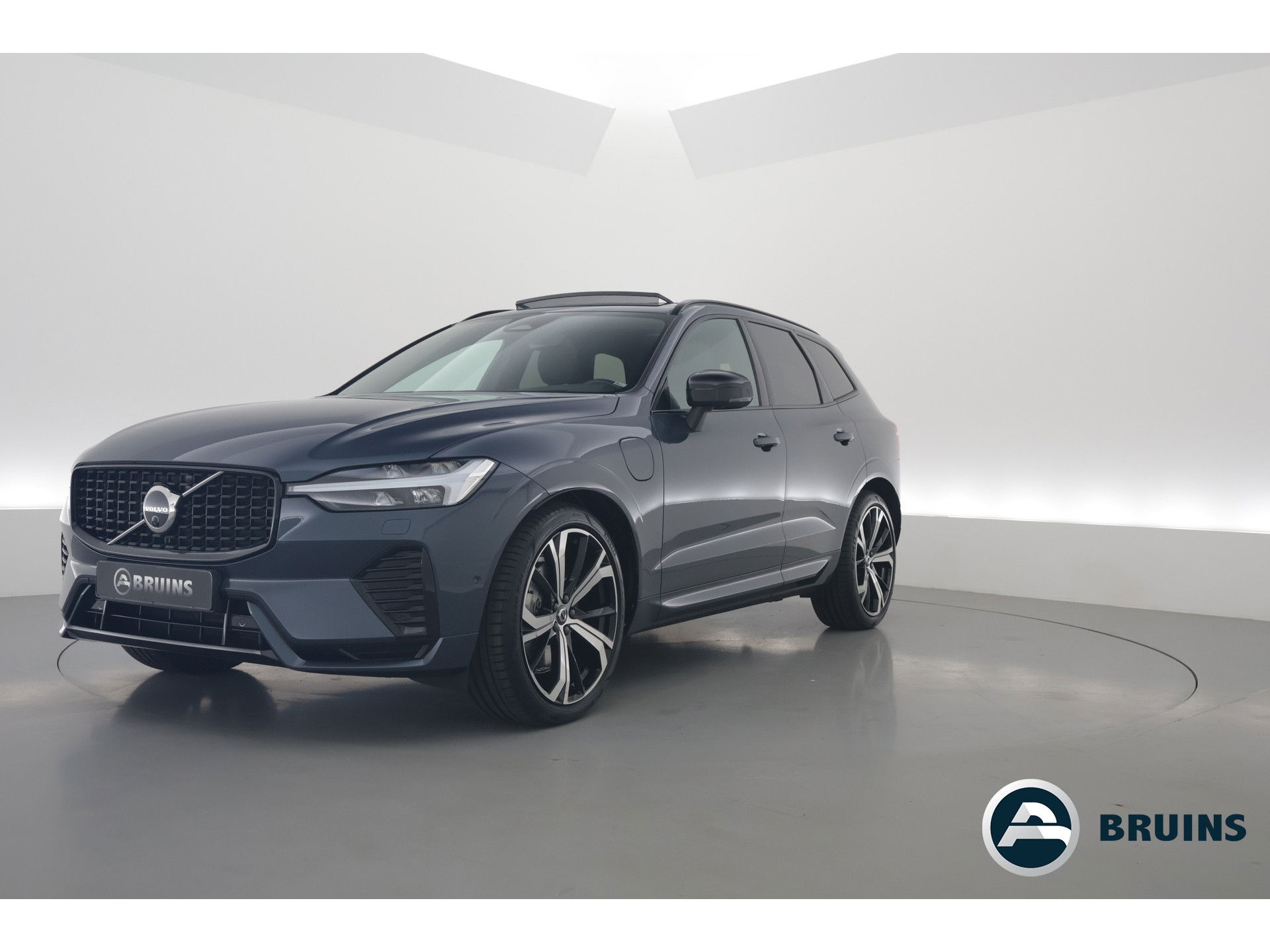 Volvo XC60 2.0 T6 Plug-in hybrid AWD Plus Dark | Luchtvering | Head-up | 360 camera | H&K Audio |  21 inch | Sportstoelen |