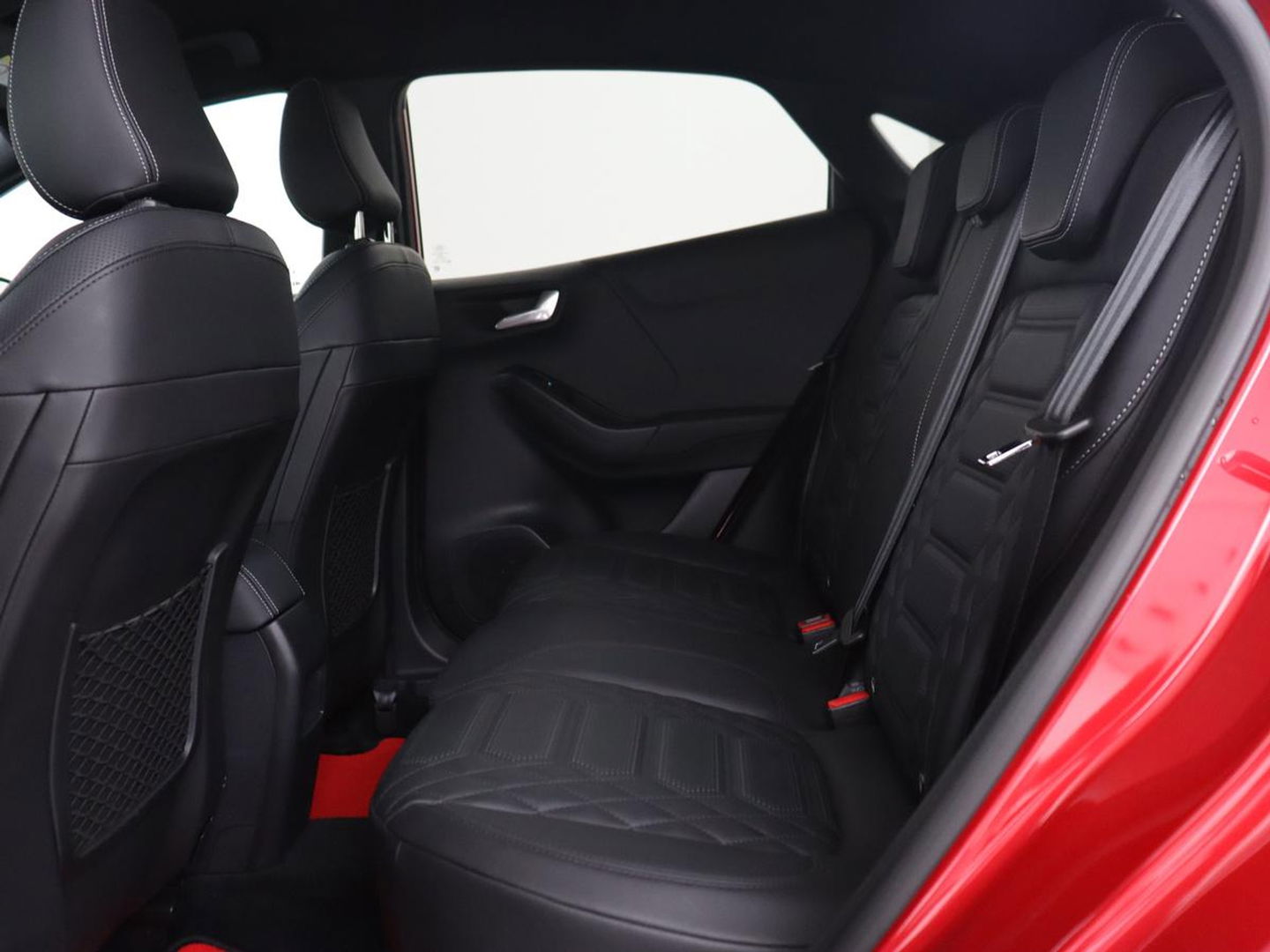 Ford Puma 1.0 EcoBoost Hybrid ST Line Vignale | Leder | Trekhaak | Massage | Stoel & stuurverwarming | Carplay | Navigatie | Keyless | Full LED