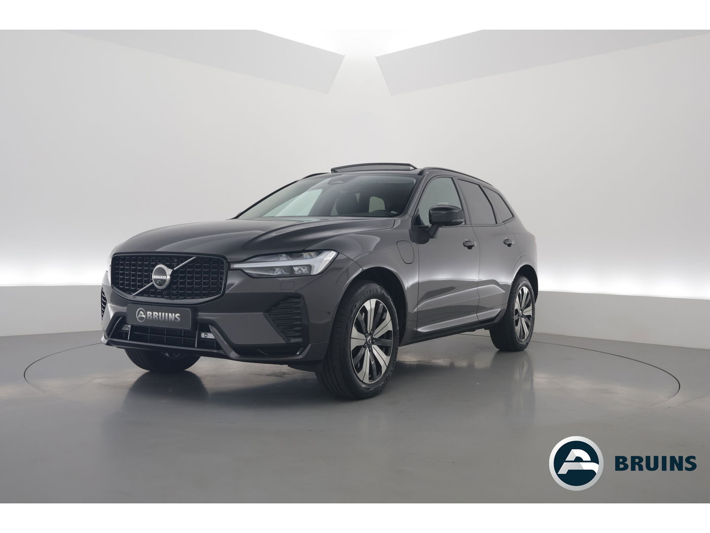 Volvo XC60 2.0 T6 Plug-in hybrid AWD Plus Dark Pano-dak | Trekhaak | 360 camera | H&K Audio | Blis | ACC |
