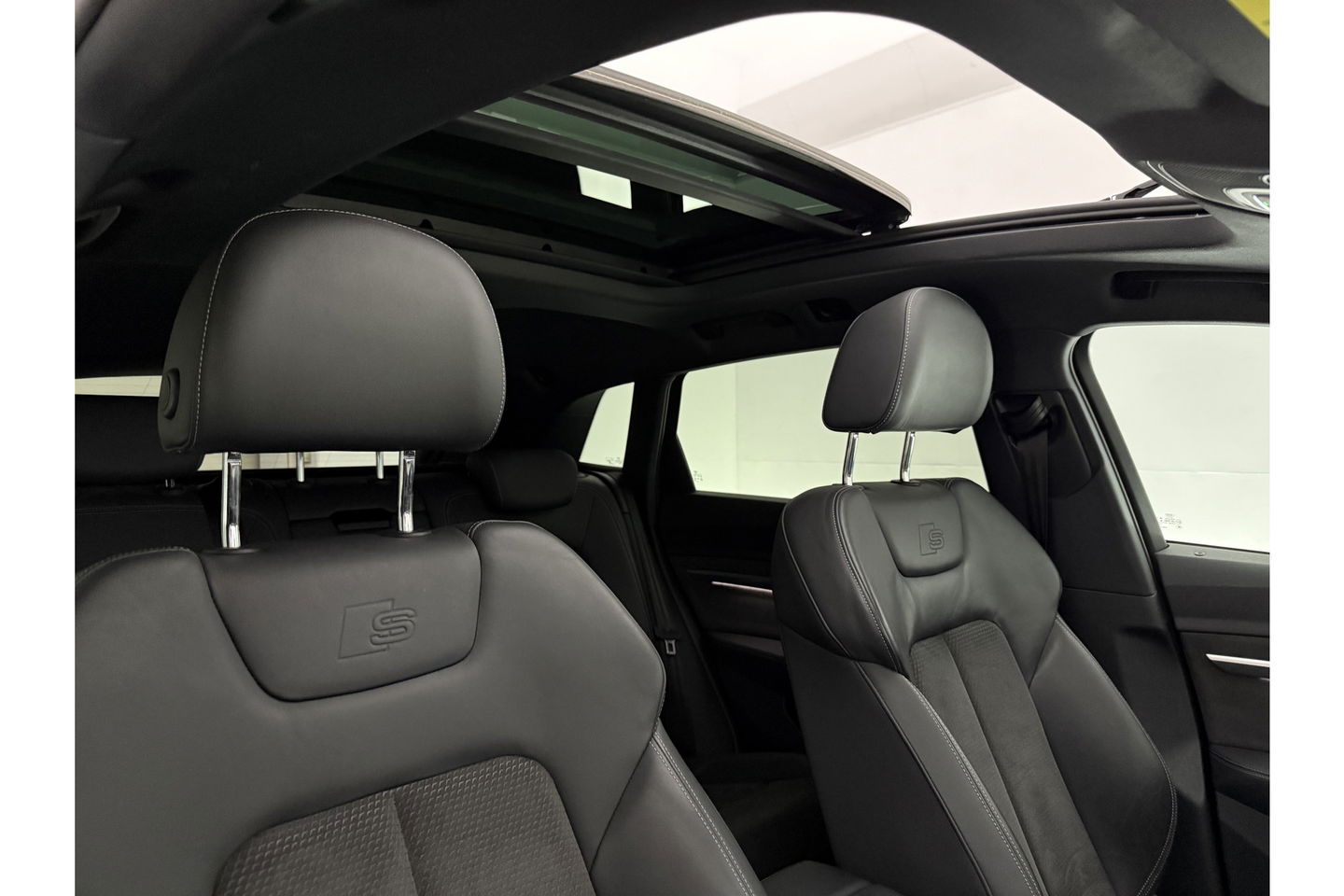 Audi e-tron 55 Quattro S-line 95 kWh b&o Pano Sfeer Memory ACC LED 21"LMV Trekhaak Virtual Carplay Clima Navi PDC