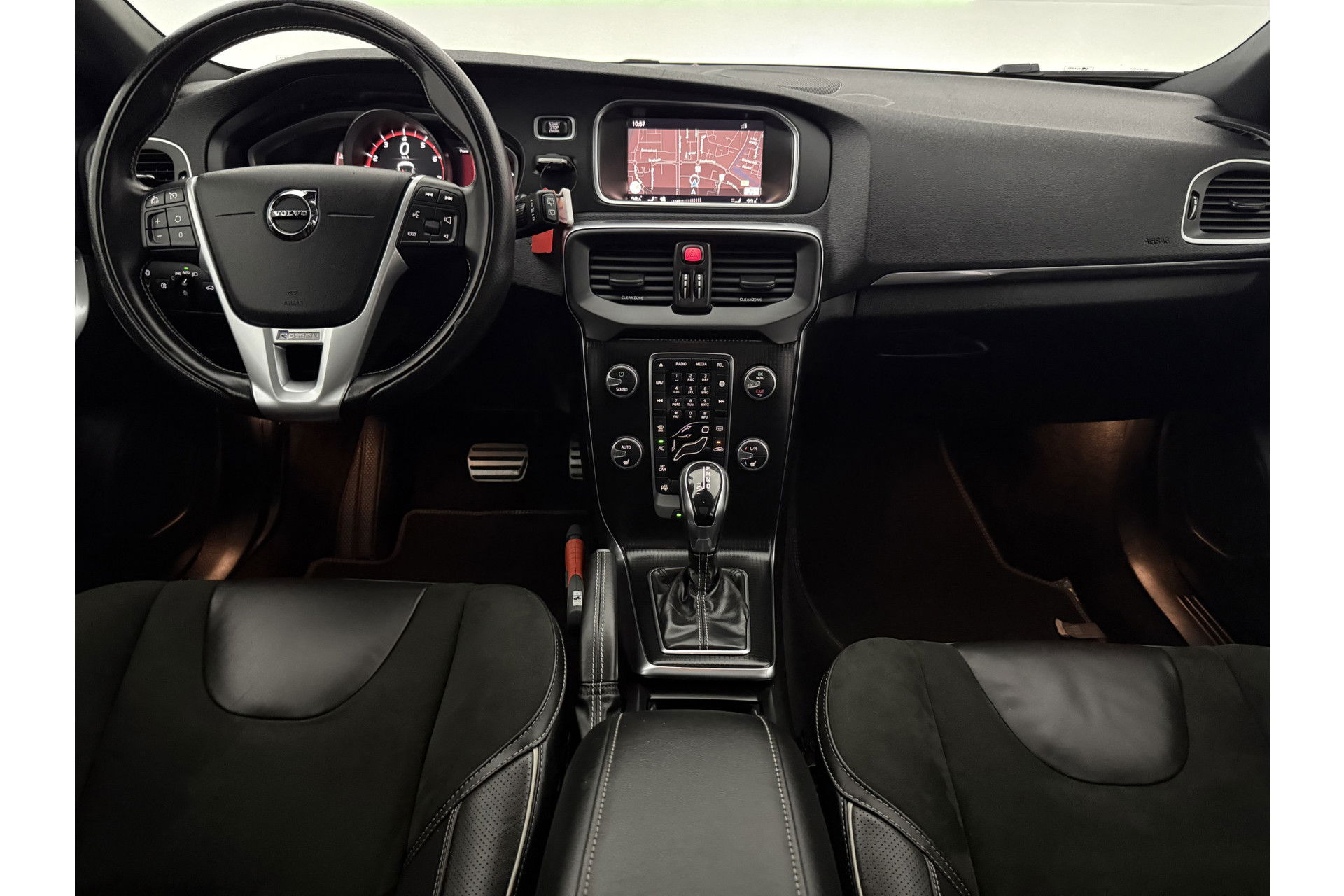 Volvo V40 1.5 T3 Polar+ 153PK R-design Camera LED Pano Trekhaak h/k Audio Clima Cruise Navi PDC Virtual 17"LMV