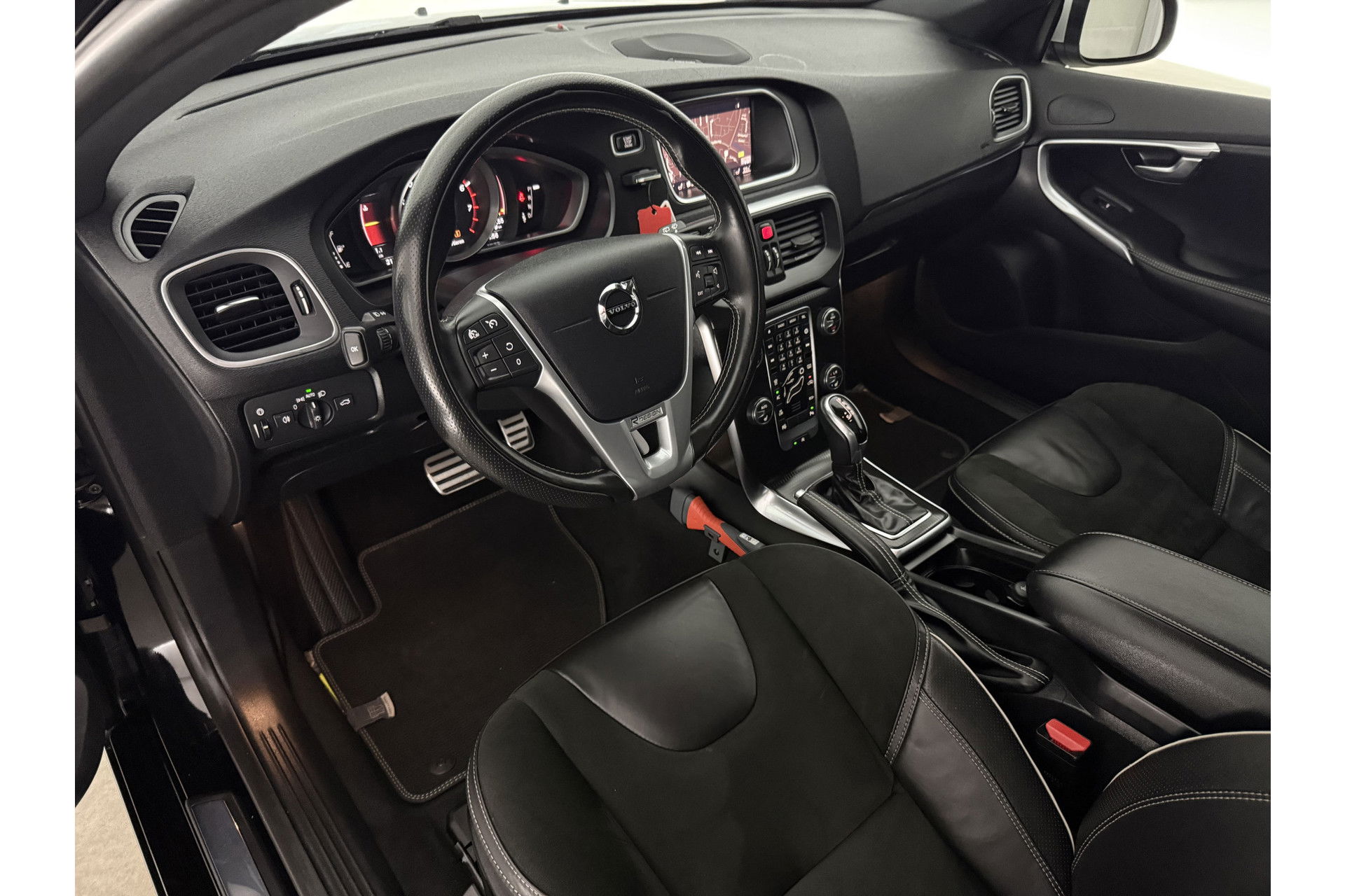 Volvo V40 1.5 T3 Polar+ 153PK R-design Camera LED Pano Trekhaak h/k Audio Clima Cruise Navi PDC Virtual 17"LMV