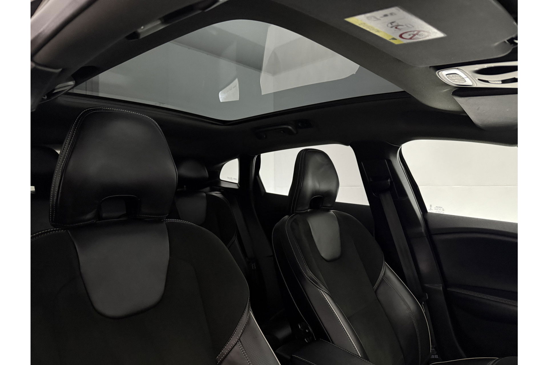 Volvo V40 1.5 T3 Polar+ 153PK R-design Camera LED Pano Trekhaak h/k Audio Clima Cruise Navi PDC Virtual 17"LMV
