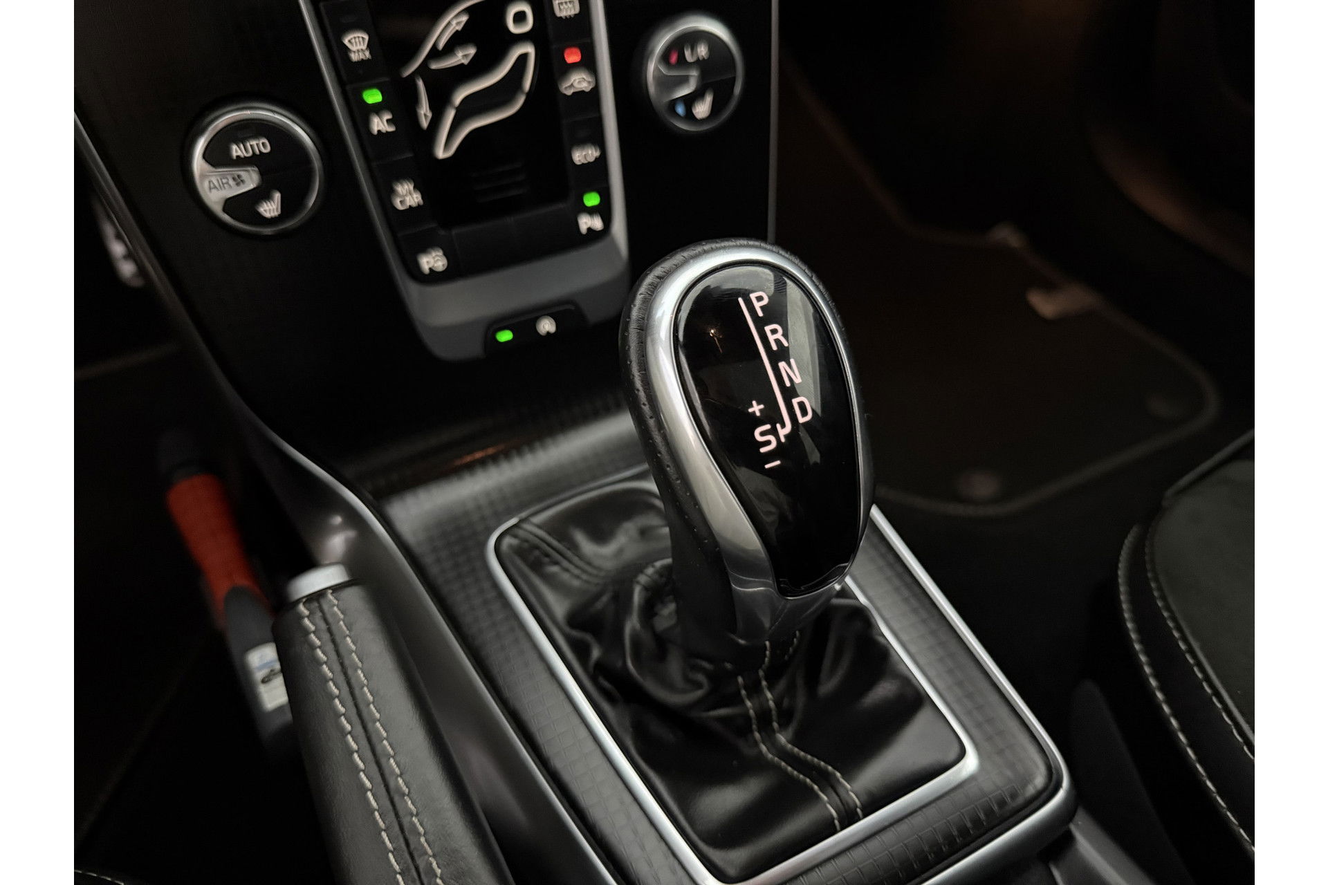 Volvo V40 1.5 T3 Polar+ 153PK R-design Camera LED Pano Trekhaak h/k Audio Clima Cruise Navi PDC Virtual 17"LMV