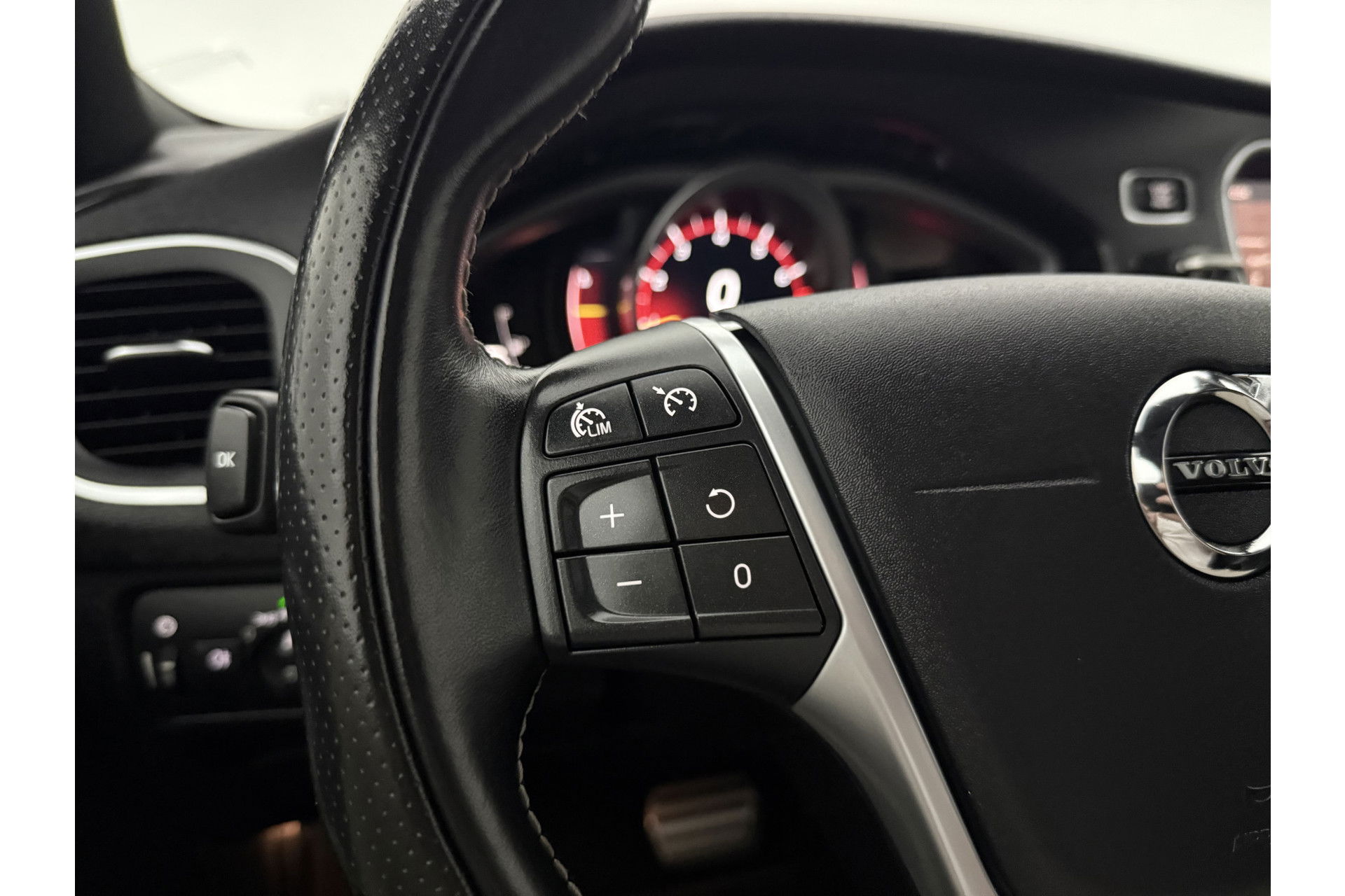 Volvo V40 1.5 T3 Polar+ 153PK R-design Camera LED Pano Trekhaak h/k Audio Clima Cruise Navi PDC Virtual 17"LMV