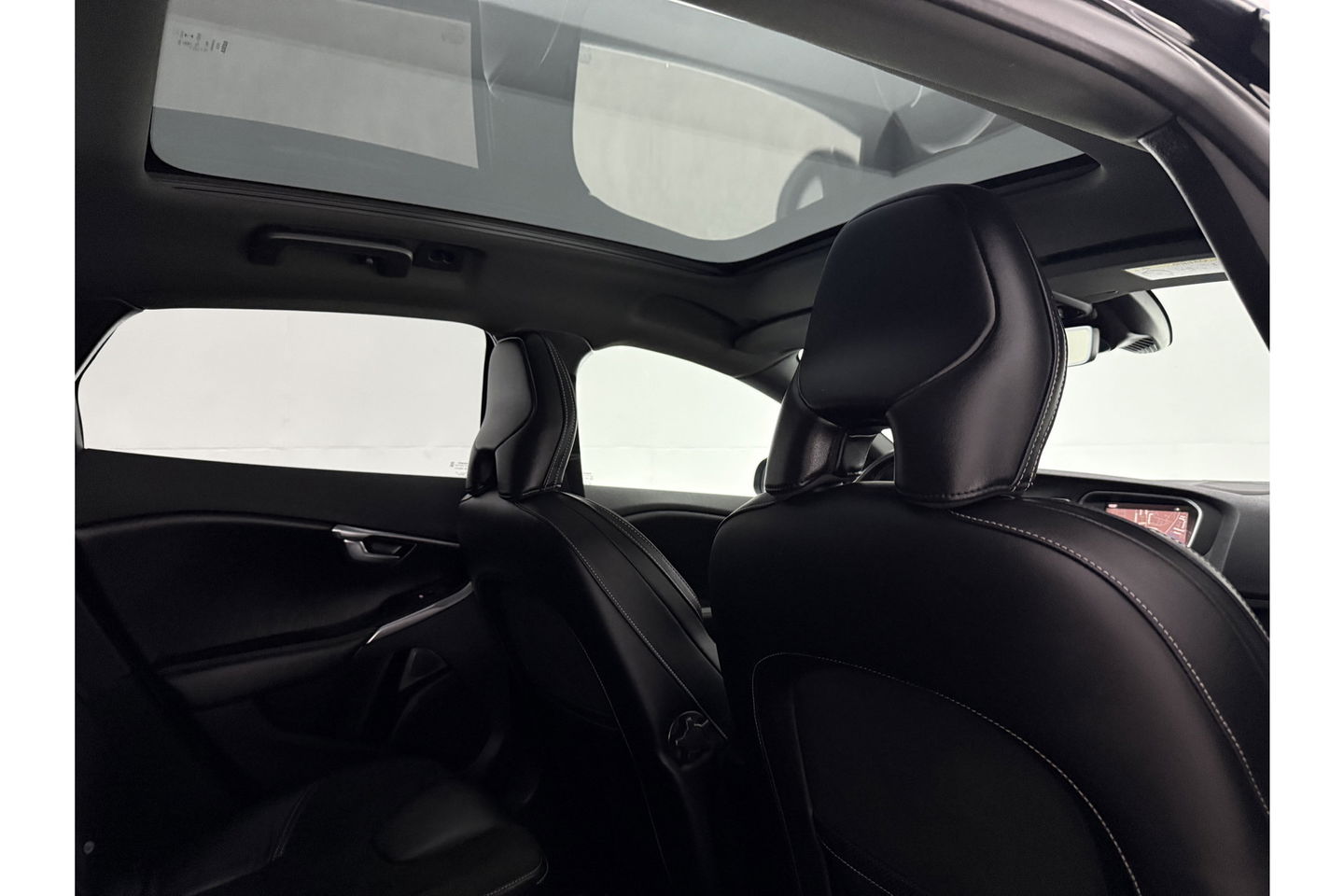 Volvo V40 1.5 T3 Polar+ 153PK R-design Camera LED Pano Trekhaak h/k Audio Clima Cruise Navi PDC Virtual 17"LMV