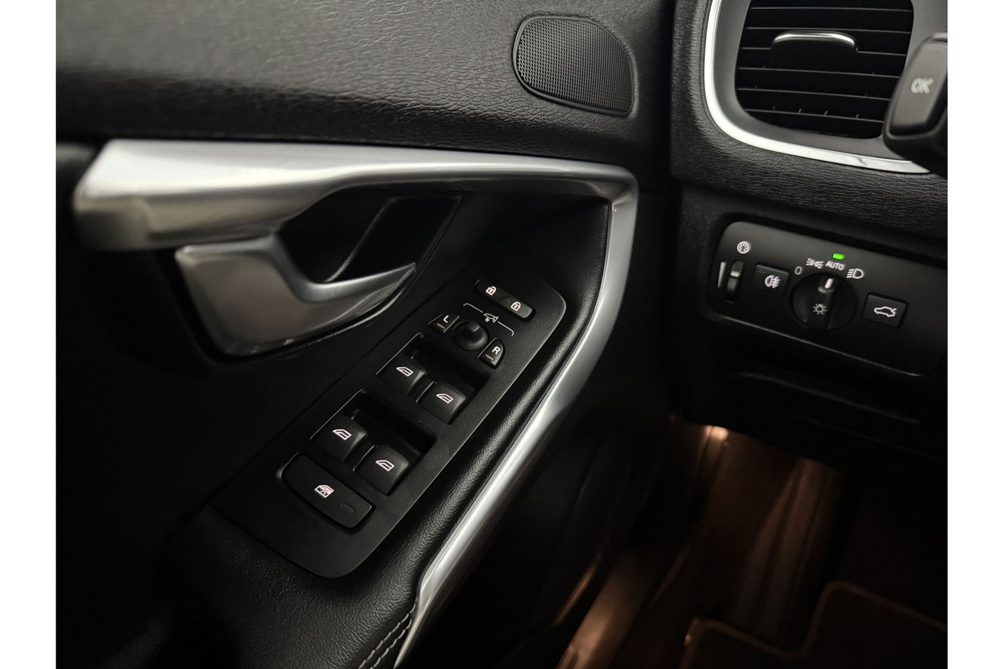 Volvo V40 1.5 T3 Polar+ 153PK R-design Camera LED Pano Trekhaak h/k Audio Clima Cruise Navi PDC Virtual 17"LMV