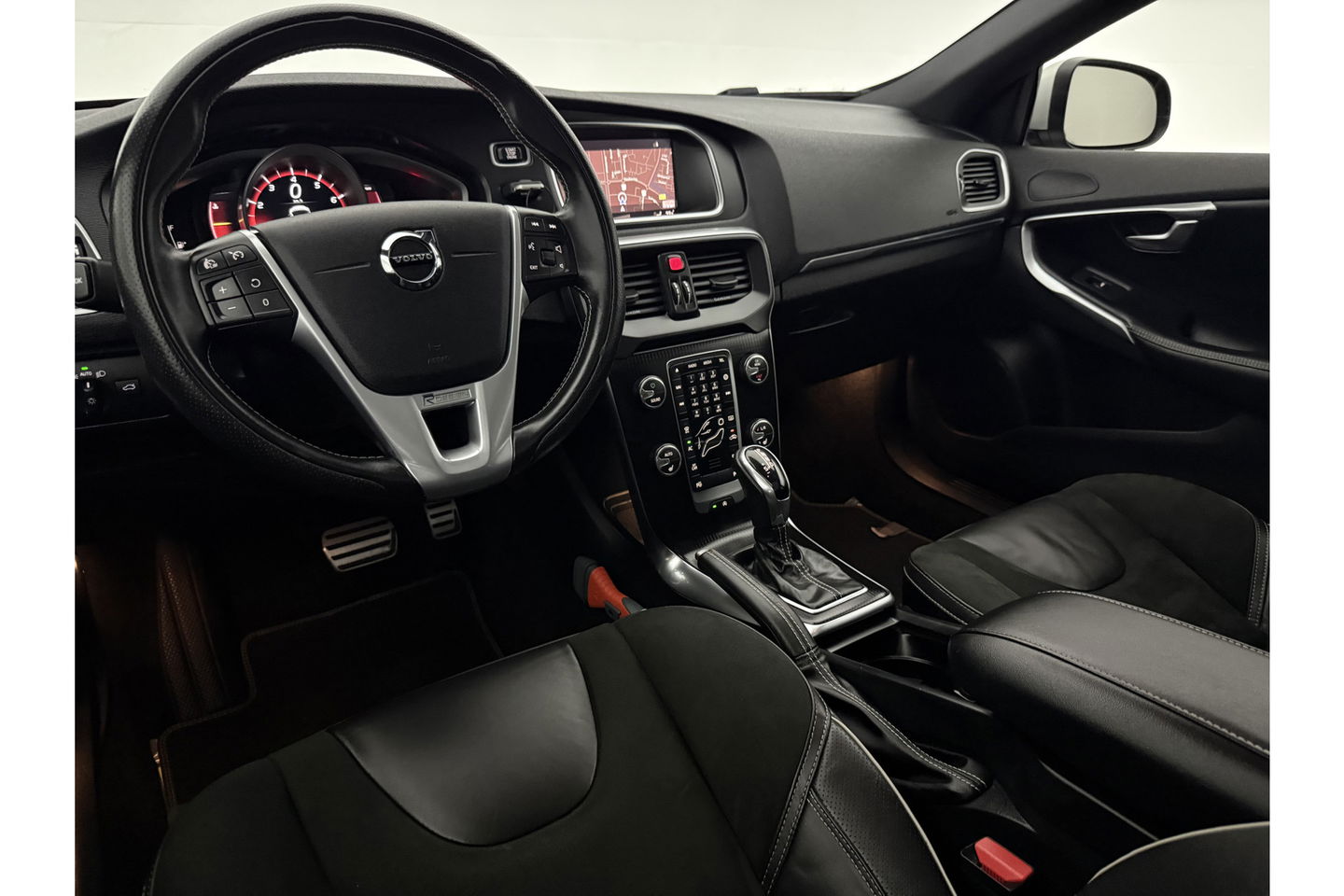 Volvo V40 1.5 T3 Polar+ 153PK R-design Camera LED Pano Trekhaak h/k Audio Clima Cruise Navi PDC Virtual 17"LMV