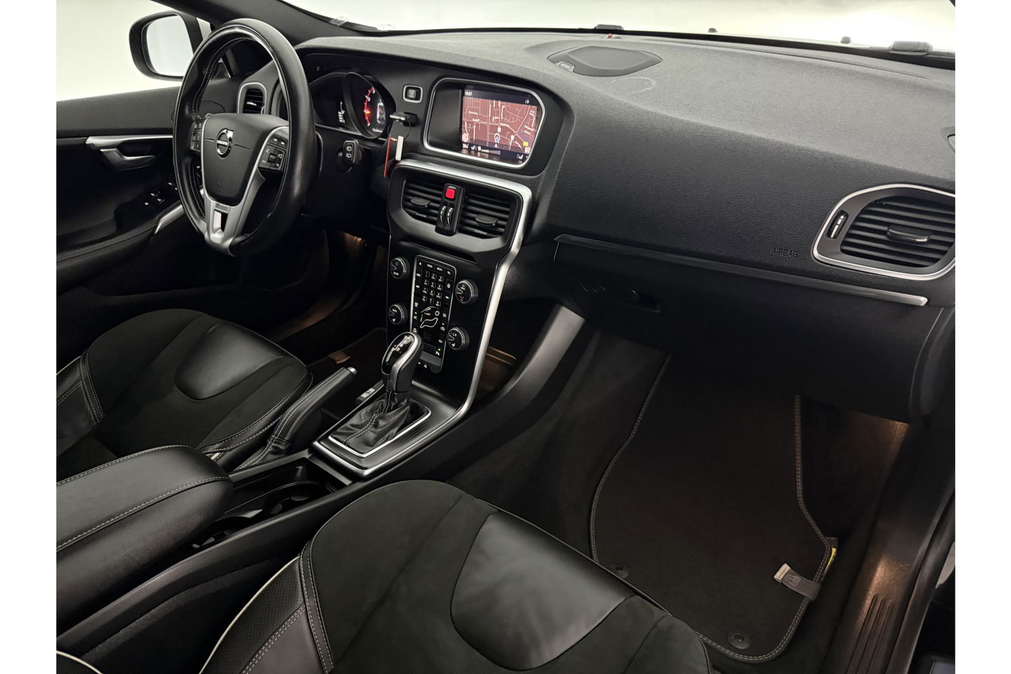 Volvo V40 1.5 T3 Polar+ 153PK R-design Camera LED Pano Trekhaak h/k Audio Clima Cruise Navi PDC Virtual 17"LMV
